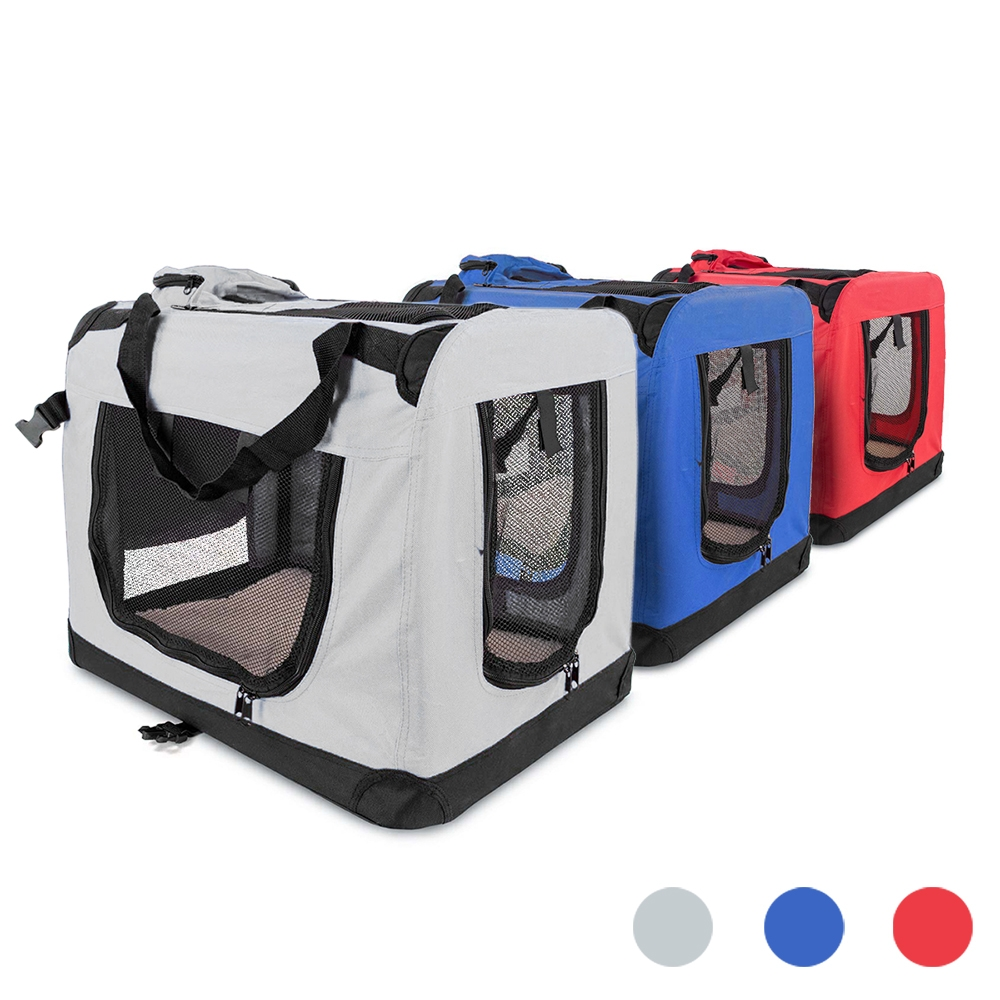 Tres transportines para mascotas en gris, azul y rojo. Cada uno tiene ventanas de malla y ribete negro. Asas en la parte superior. Círculos de color gris, azul y rojo abajo.