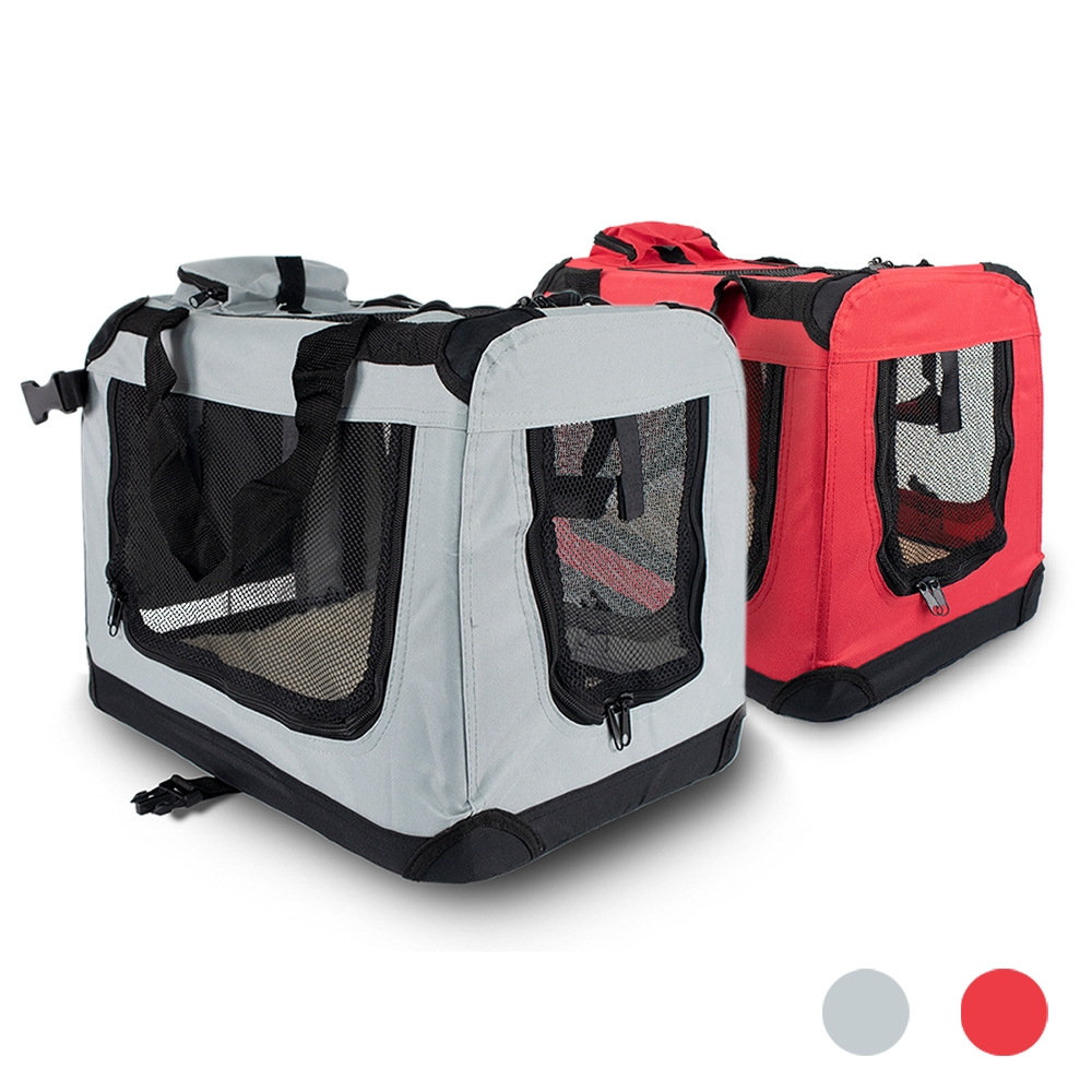 Dos transportines para mascotas, uno gris y uno rojo, con ventanas de malla negra y cremalleras. Están uno al lado del otro.