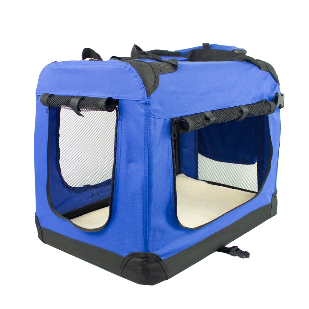 Un transportín azul para mascotas con detalles en negro. Tiene ventanas de malla y un interior suave. Se ven asas y cremalleras.