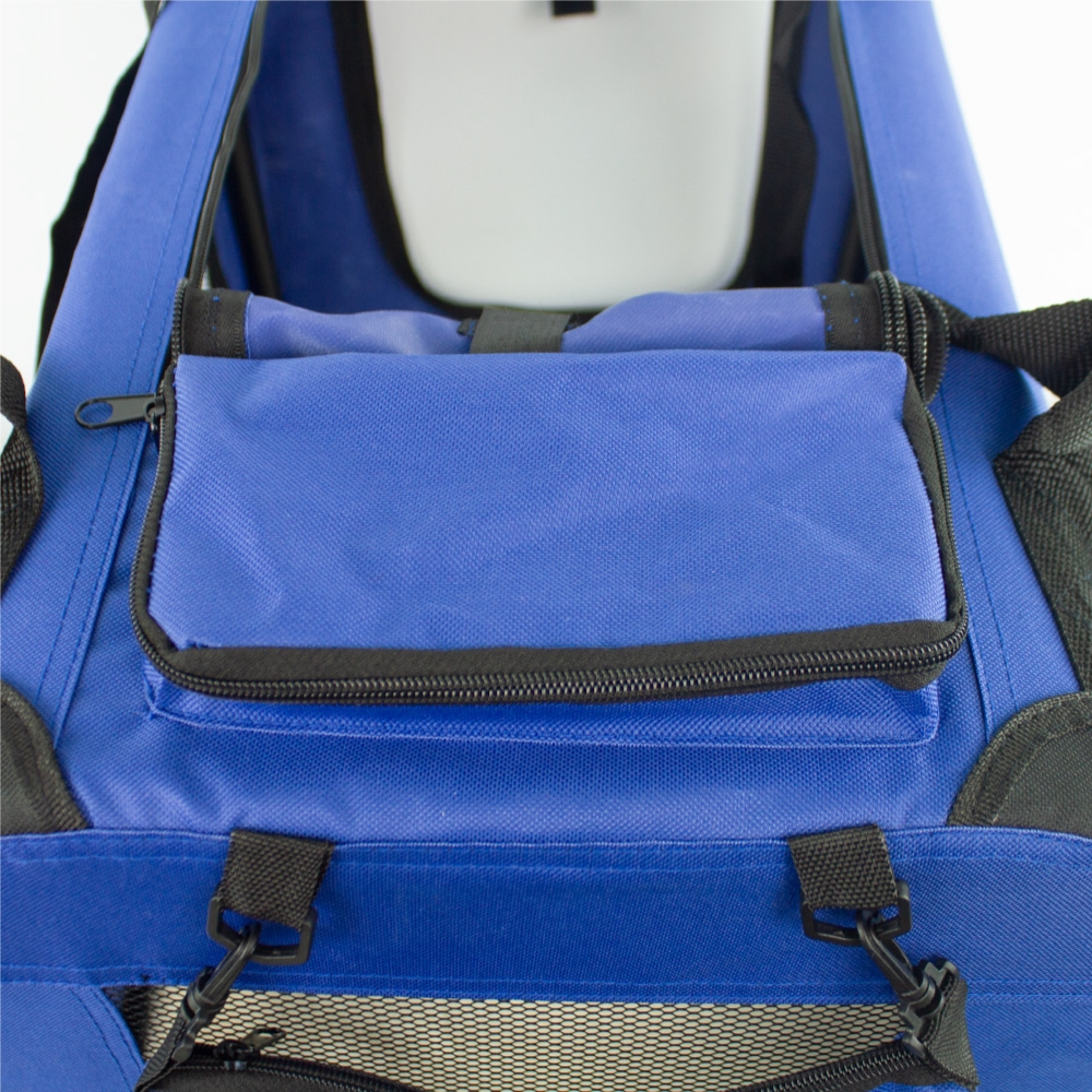 Mochila transportadora azul para mascotas. Cremalleras y correas negras. Estructura de soporte blanca detrás. Fondo de malla.