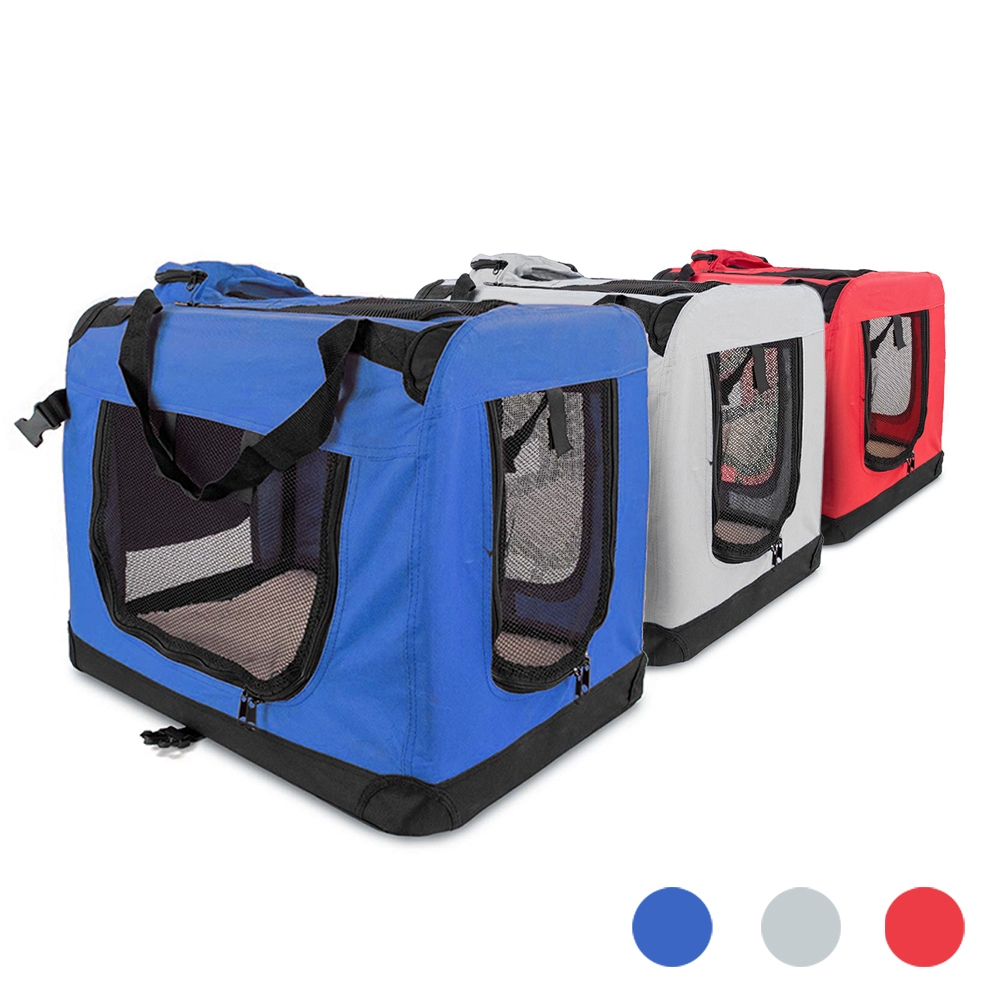 Tres transportines: azul, gris y rojo. Cada uno tiene una ventana de malla y ribete negro. Asas visibles arriba.