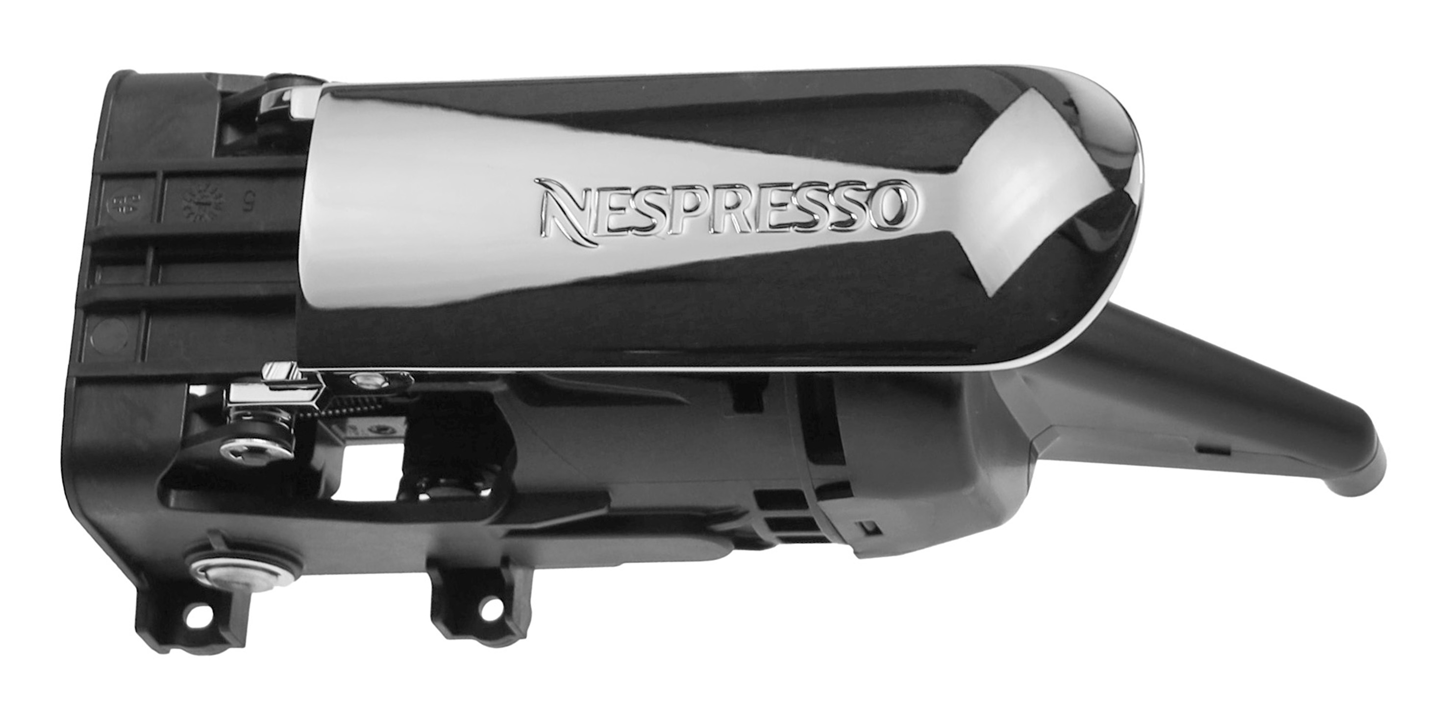 Ein Nespresso-Maschinenteil. Schwarze Kunststoffbasis mit Chromoberteil, das Wort Nespresso ist sichtbar. Ein Hebel erstreckt sich von der Seite.