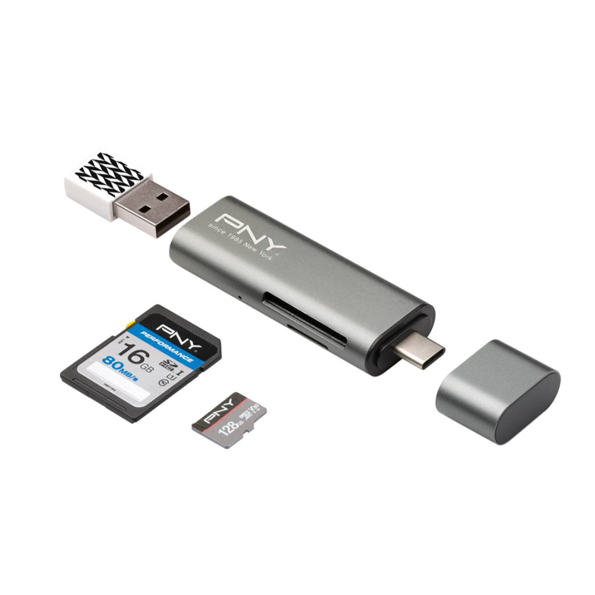 Lector de tarjetas PNY con conectores USB y Tipo-C, tarjetas SD y MicroSD presentes. El lector es gris, las tarjetas son negras.