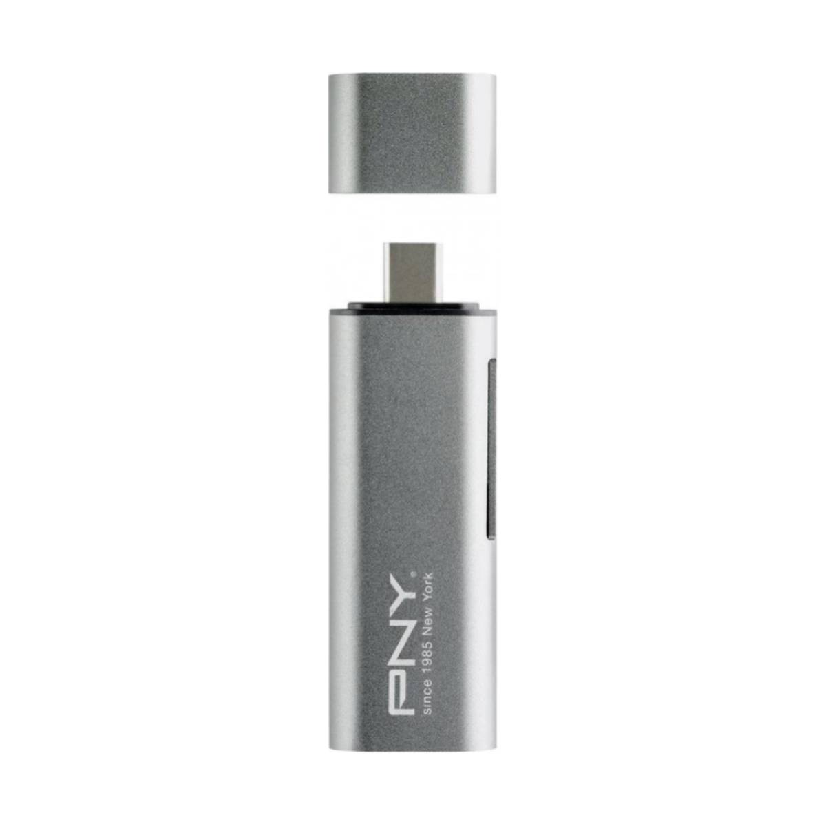 Una unidad USB PNY plateada con su tapa separada, sobre un fondo blanco. La unidad tiene el logotipo y el texto de PNY.
