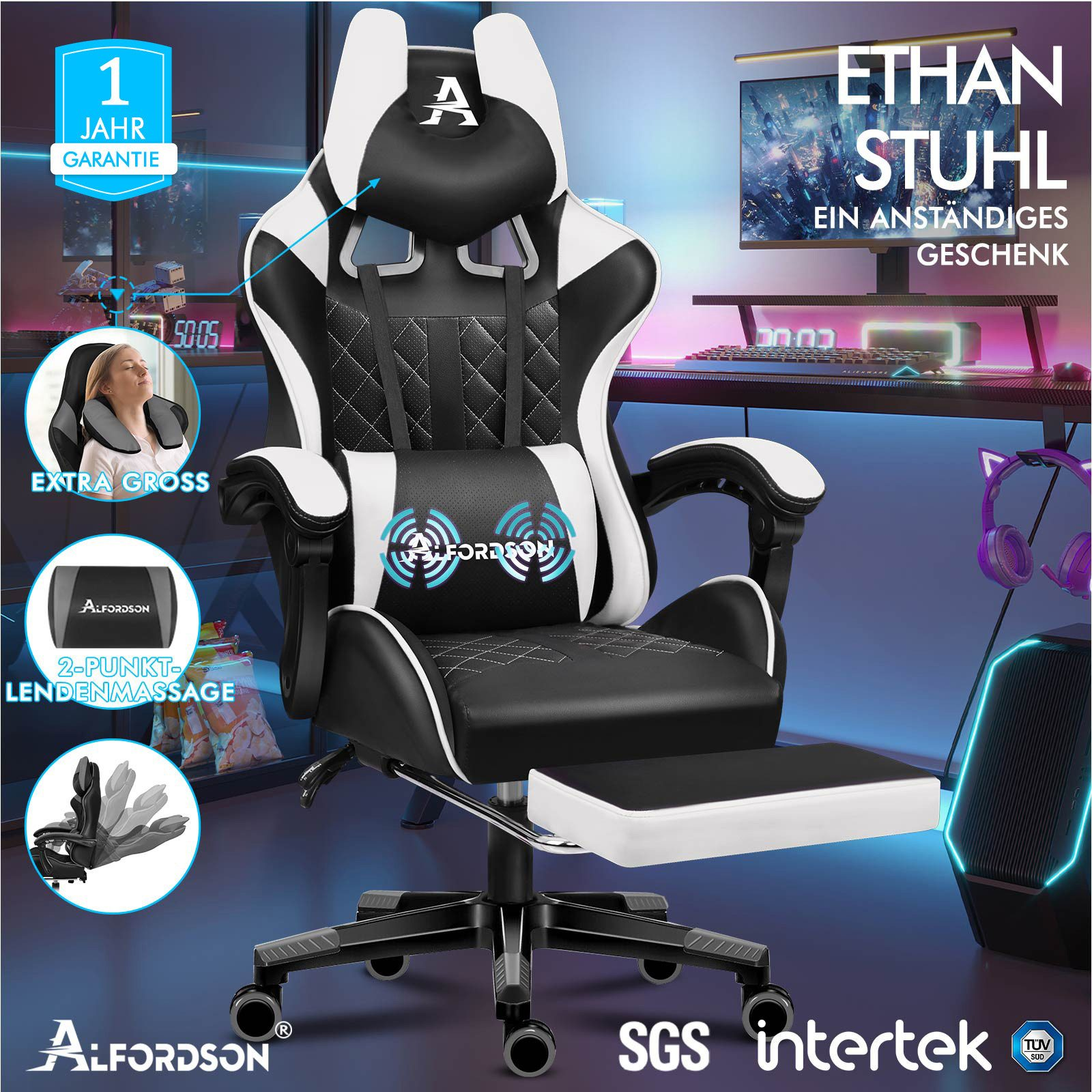 Schwarzer und weißer Gaming-Stuhl mit Fußstütze, Computerbildschirm und Schreibtisch. Der Stuhl hat ein Logo und Text.