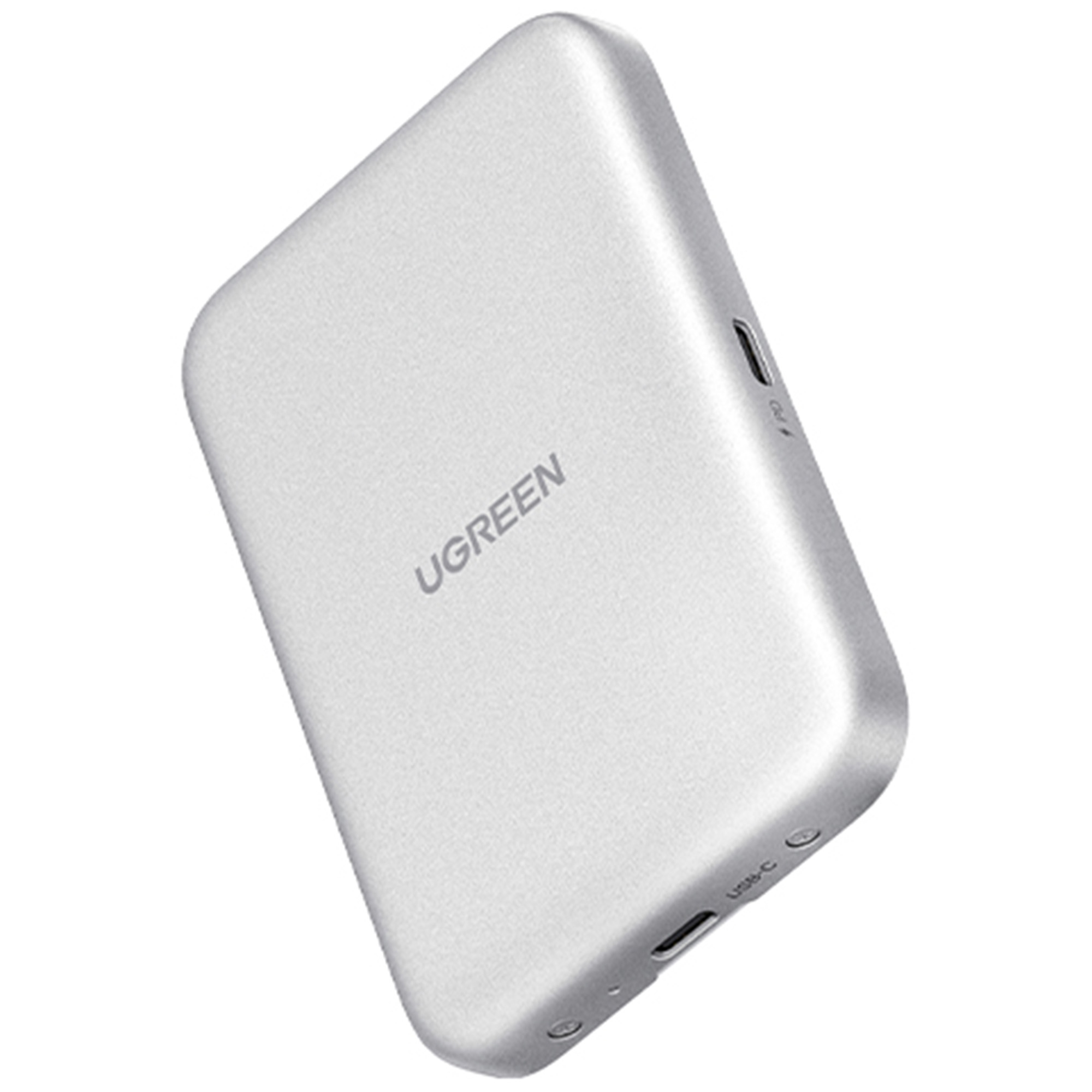 Biały power bank UGREEN jest pokazany pod kątem. Ma porty po jednej stronie i logo z przodu.