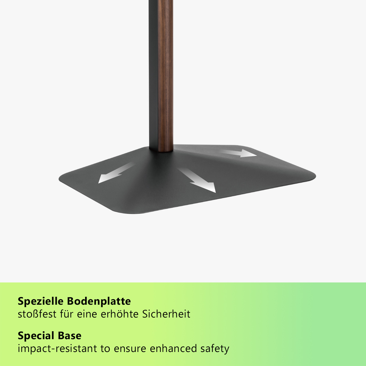Ein schwarzer Sockel mit Pfeilen, eine braune Holzstange und eine schwarze Metallstange.