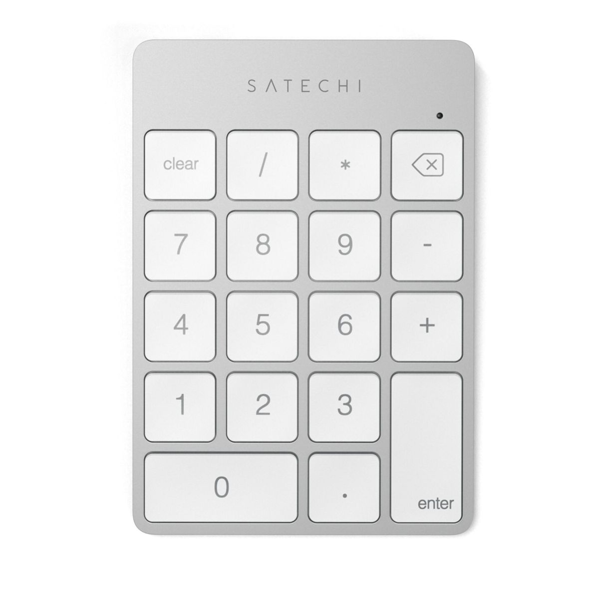 Teclado numérico plateado con teclas blancas. Se ven números, símbolos y teclas de función. La marca 'Satechi' está arriba.