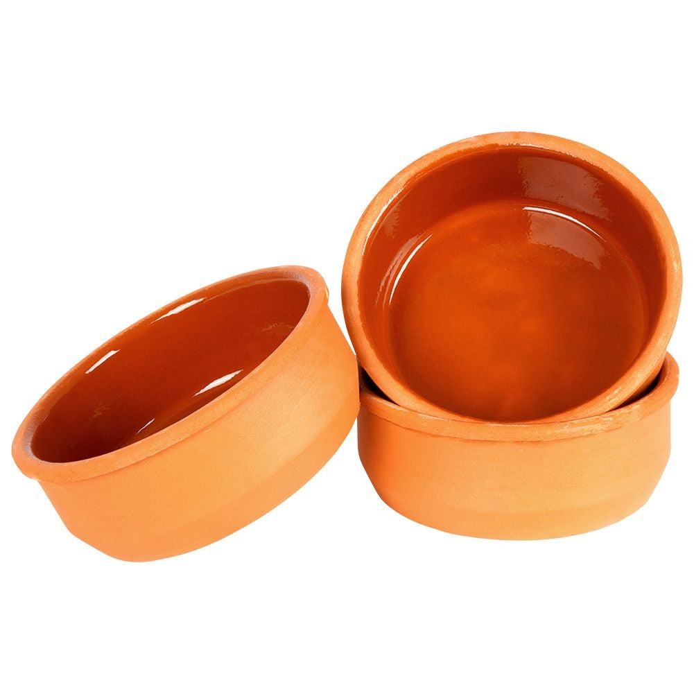 Tre ciotole in ceramica arancione, due sovrapposte. Ciotole rotonde con interno liscio, su sfondo bianco.