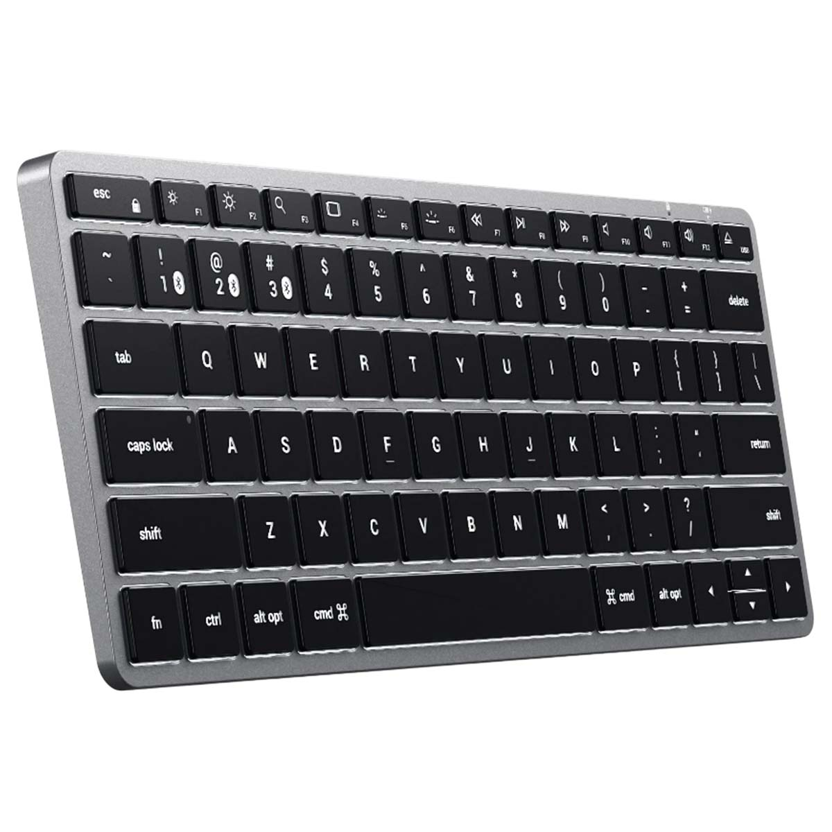 Eine silberne Tastatur mit schwarzen Tasten ist leicht angewinkelt. Die Tasten umfassen Buchstaben, Zahlen und Funktionstasten.