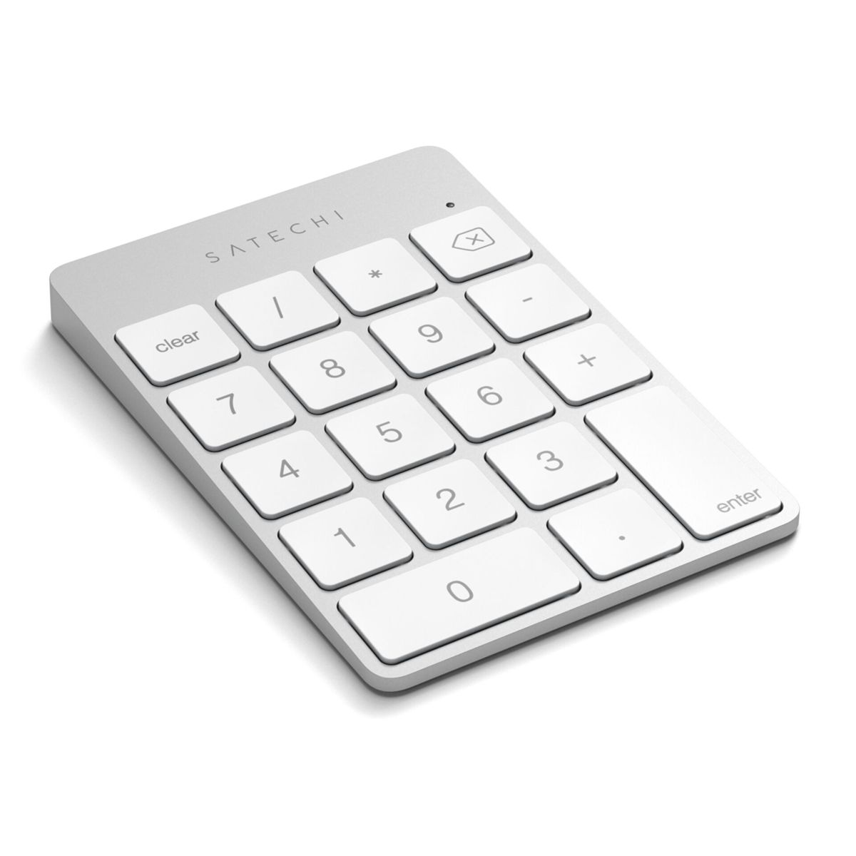 Teclado numérico Satechi plateado con teclas blancas. Las teclas incluyen números, símbolos y funciones como 'clear' y 'enter'.