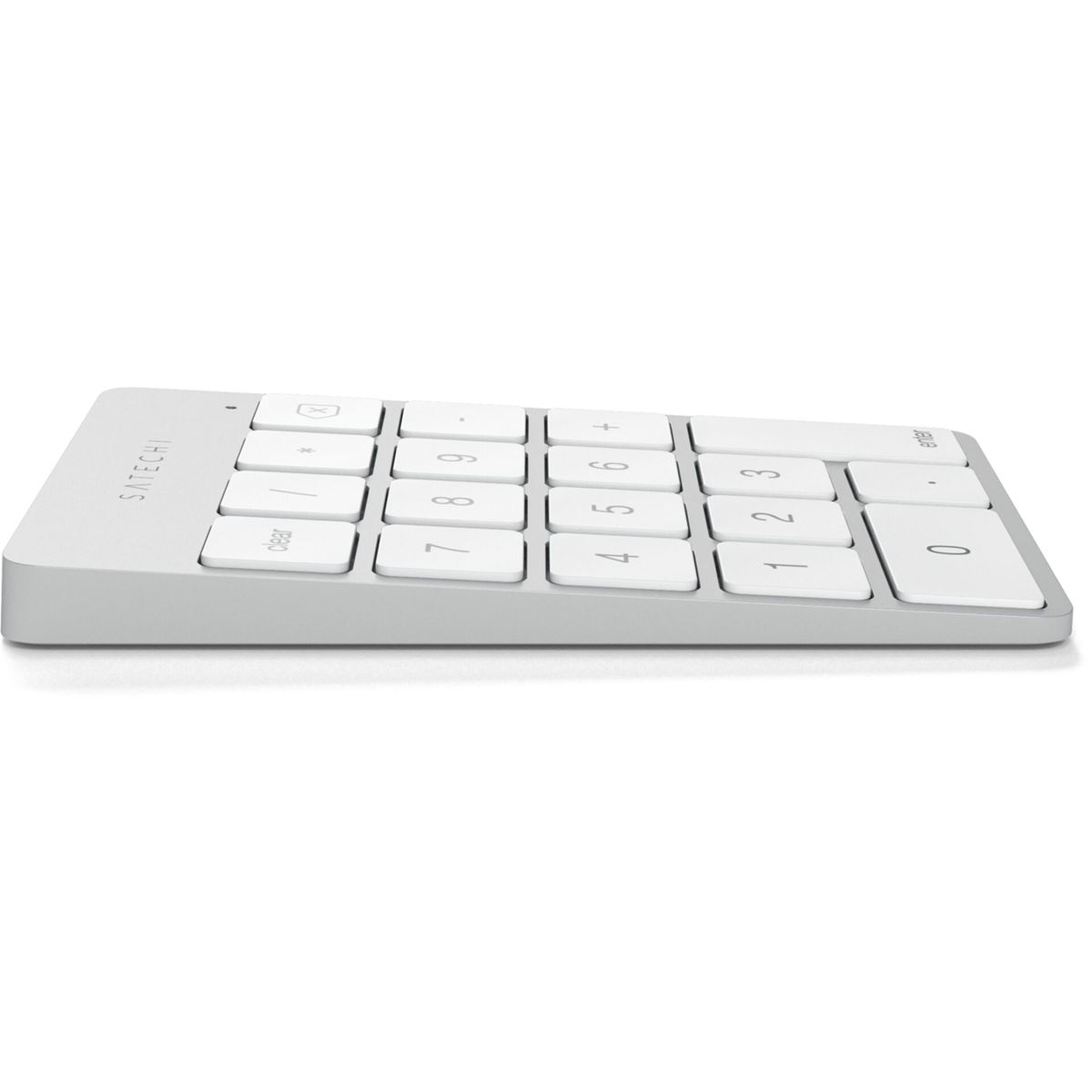 Un teclado numérico Satechi blanco, en ángulo, con teclas y números blancos, sobre una superficie blanca.