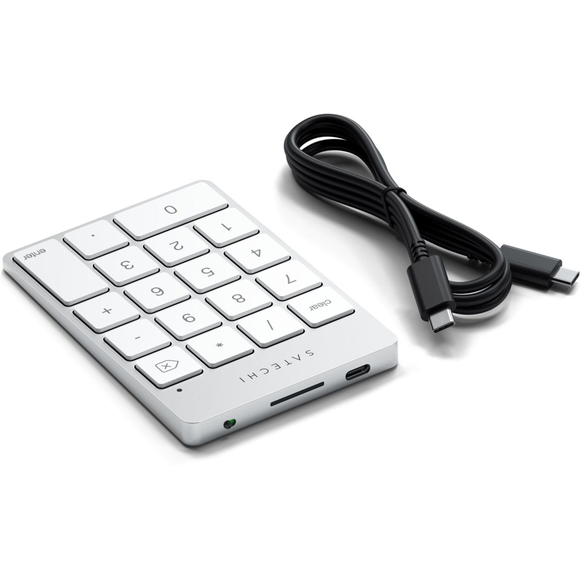 Un teclado numérico plateado con teclas blancas y un cable USB-C negro. Las teclas incluyen números, símbolos y funciones como 'enter' y 'clear'.