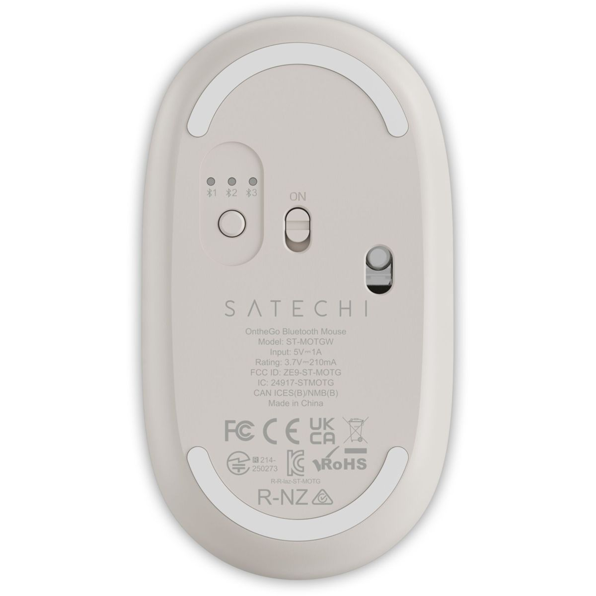 Il lato inferiore di un mouse Satechi bianco. Ha un interruttore di accensione/spegnimento, tre piccole luci e informazioni normative.