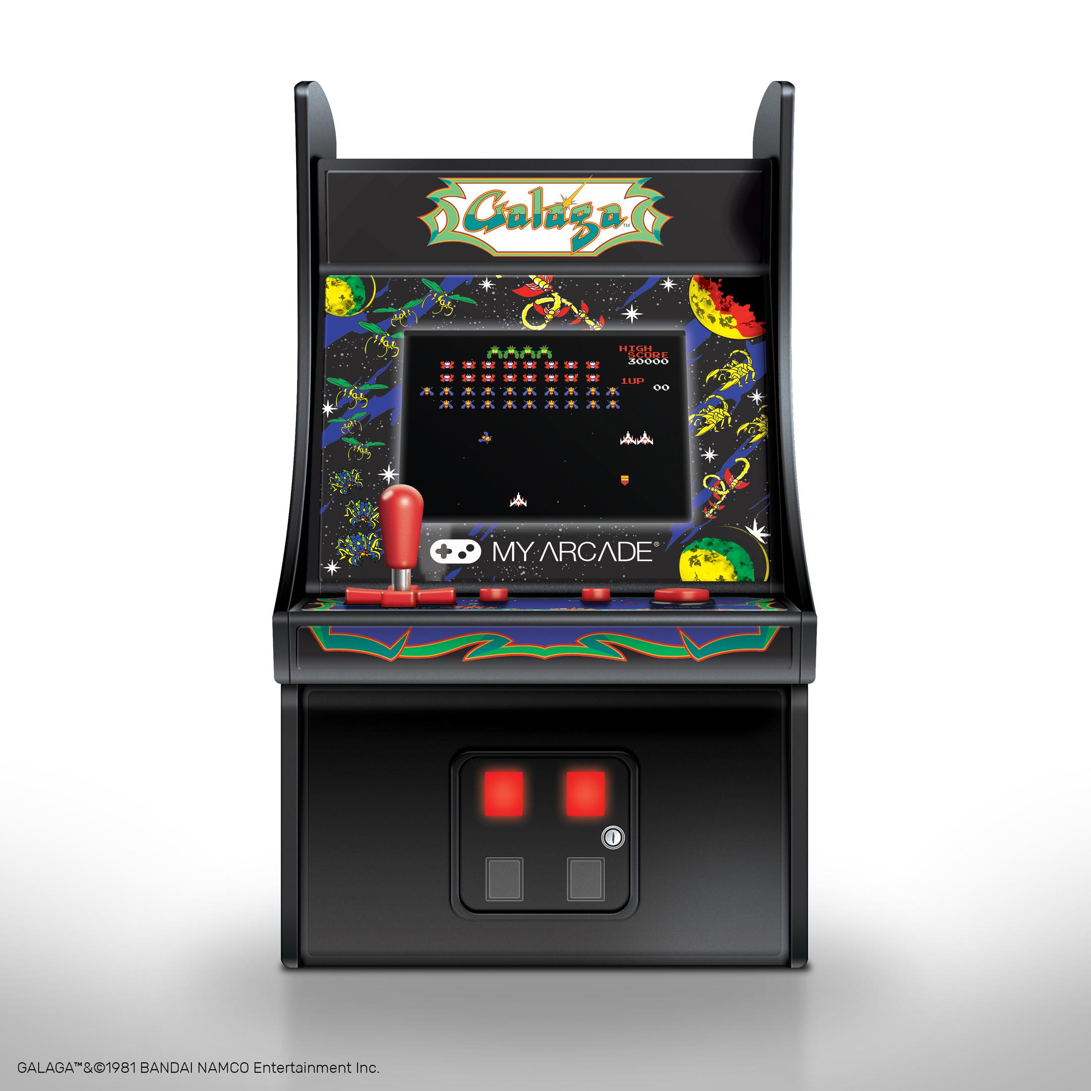 Una macchina arcade di Galaga. Ha uno schermo che mostra il gioco, un joystick, dei pulsanti e una fessura per le monete. La macchina è nera.
