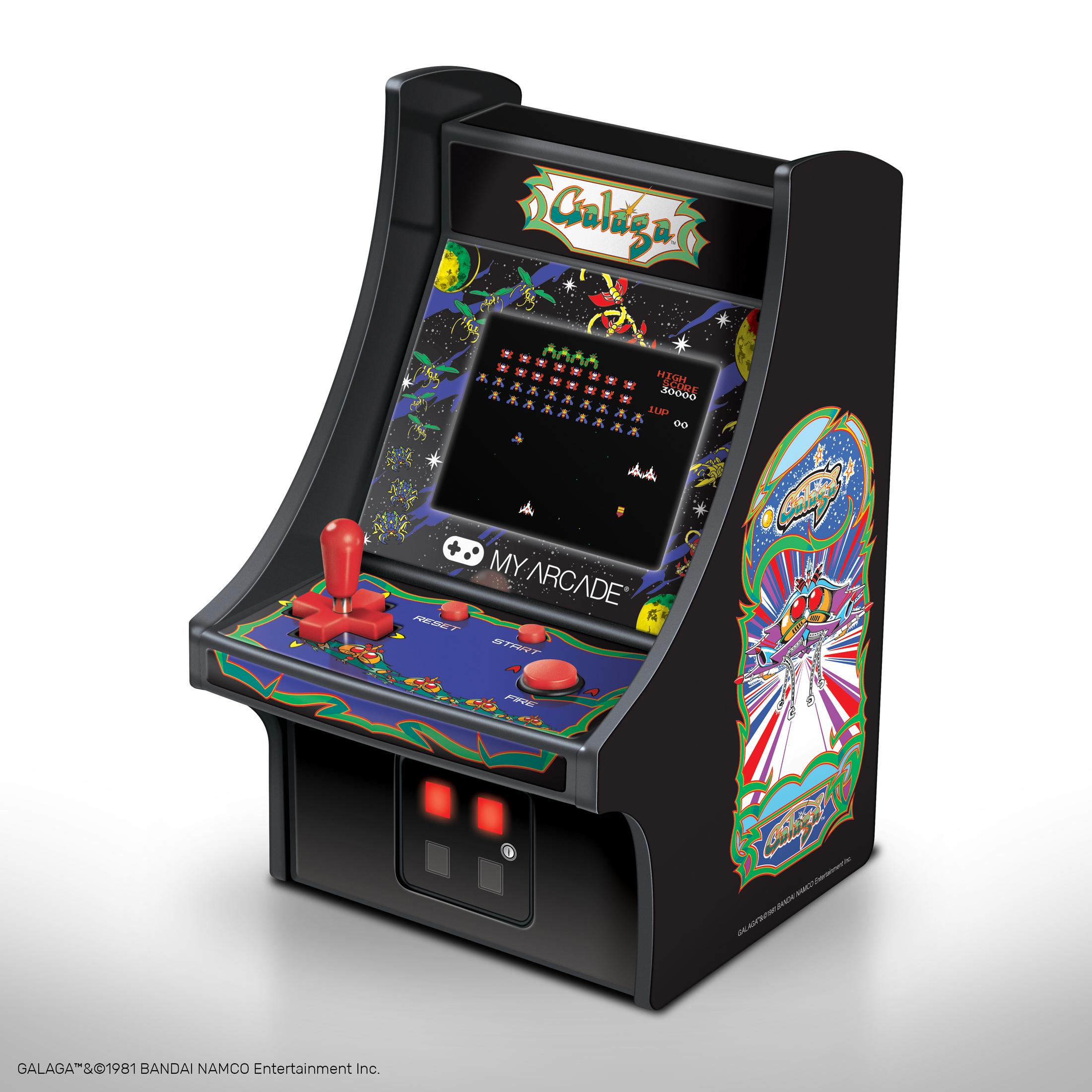 Mini cabinato arcade con il gioco Galaga. Lo schermo mostra il gioco, con joystick e pulsanti.