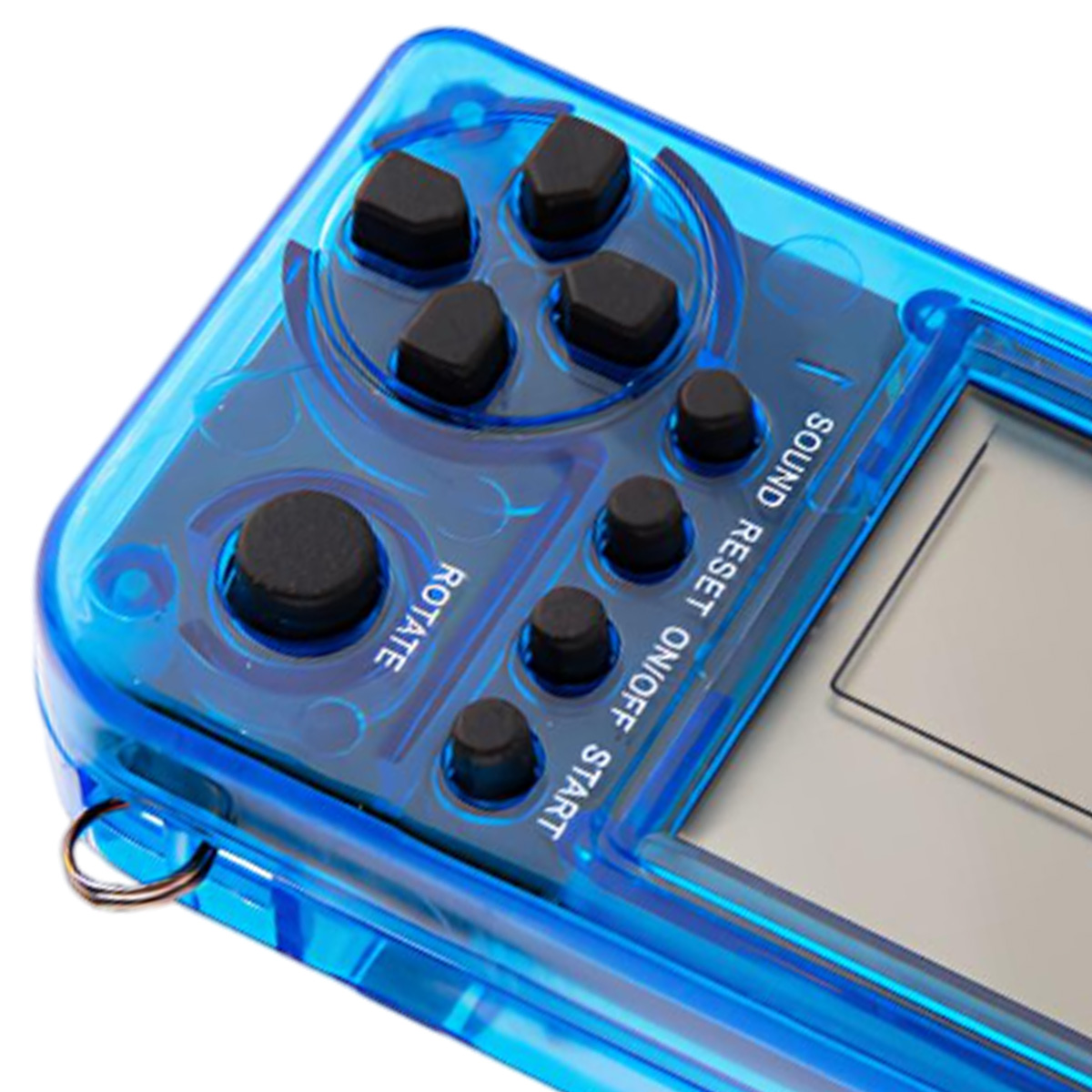 Primer plano de una consola de juegos portátil azul. Tiene botones negros, una pantalla y un lazo para llavero. La carcasa es transparente.