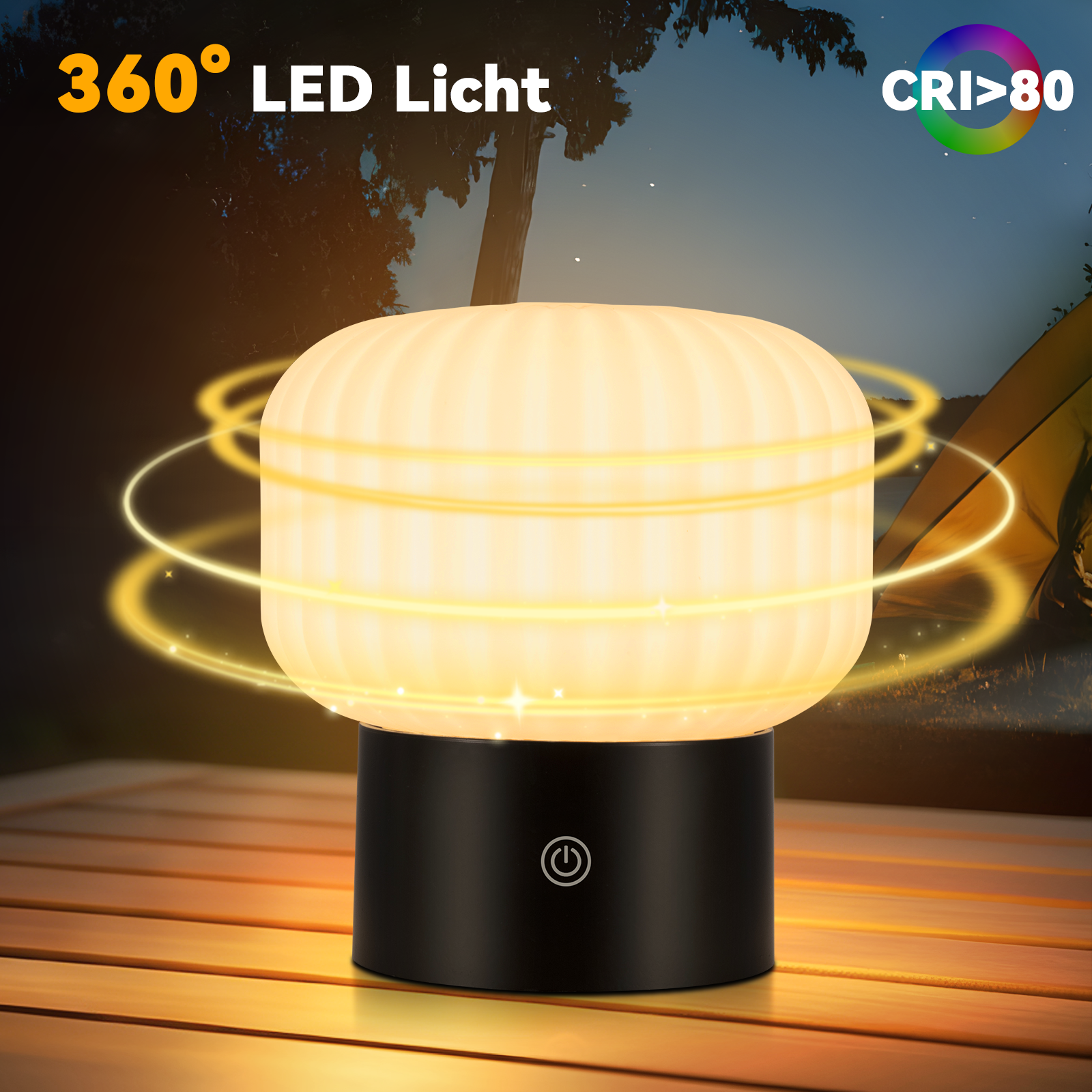 Świecąca lampa LED, 360°, stoi na drewnianym stole. Tło przedstawia kemping w nocy.