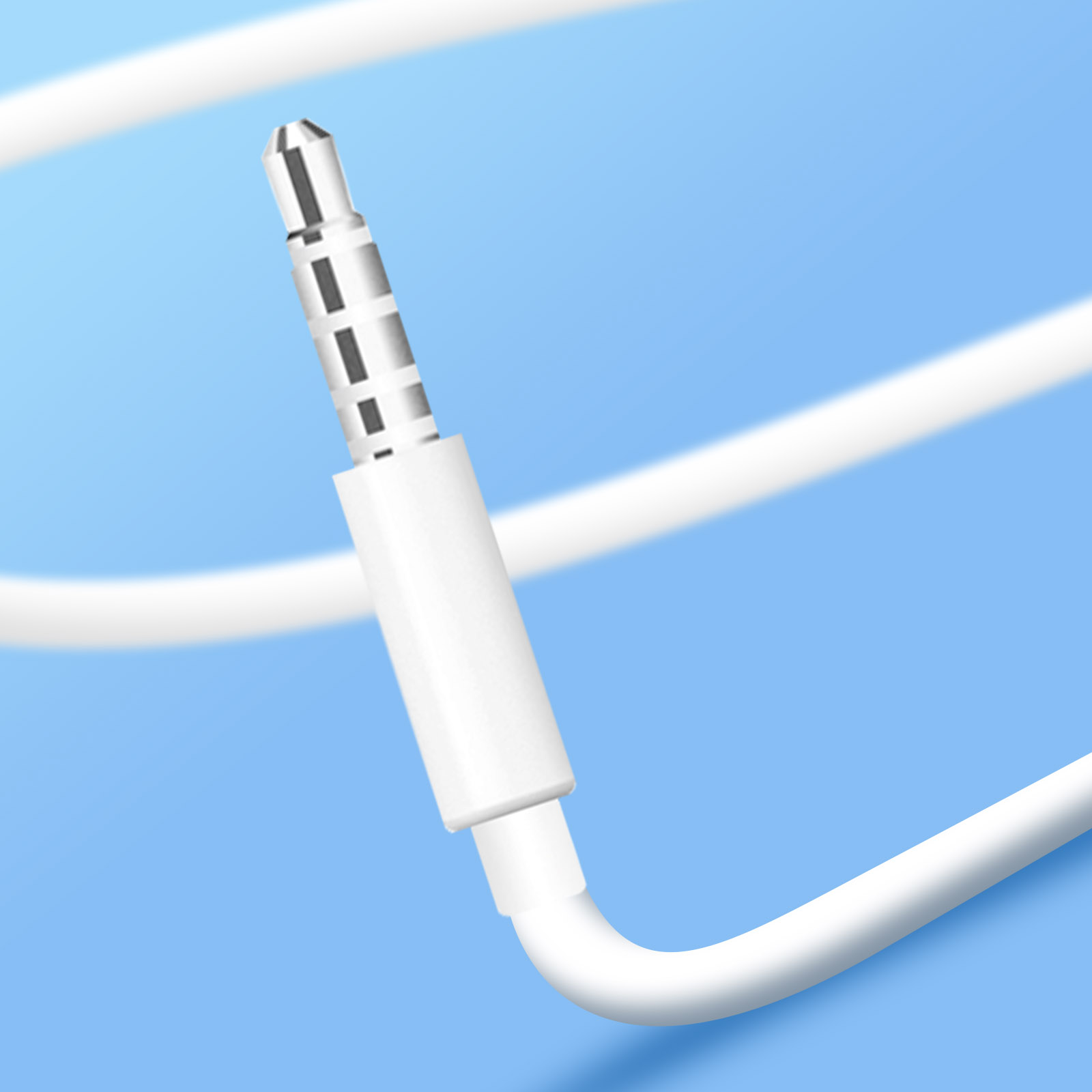 Gros plan d'une prise audio blanche avec pointe argentée et câble blanc sur fond bleu.