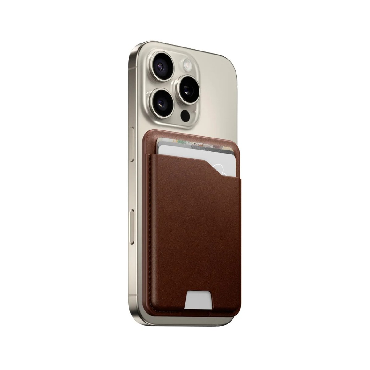 Un iPhone dorado con una cartera de cuero marrón adjunta, sosteniendo una tarjeta. El teléfono tiene tres lentes.