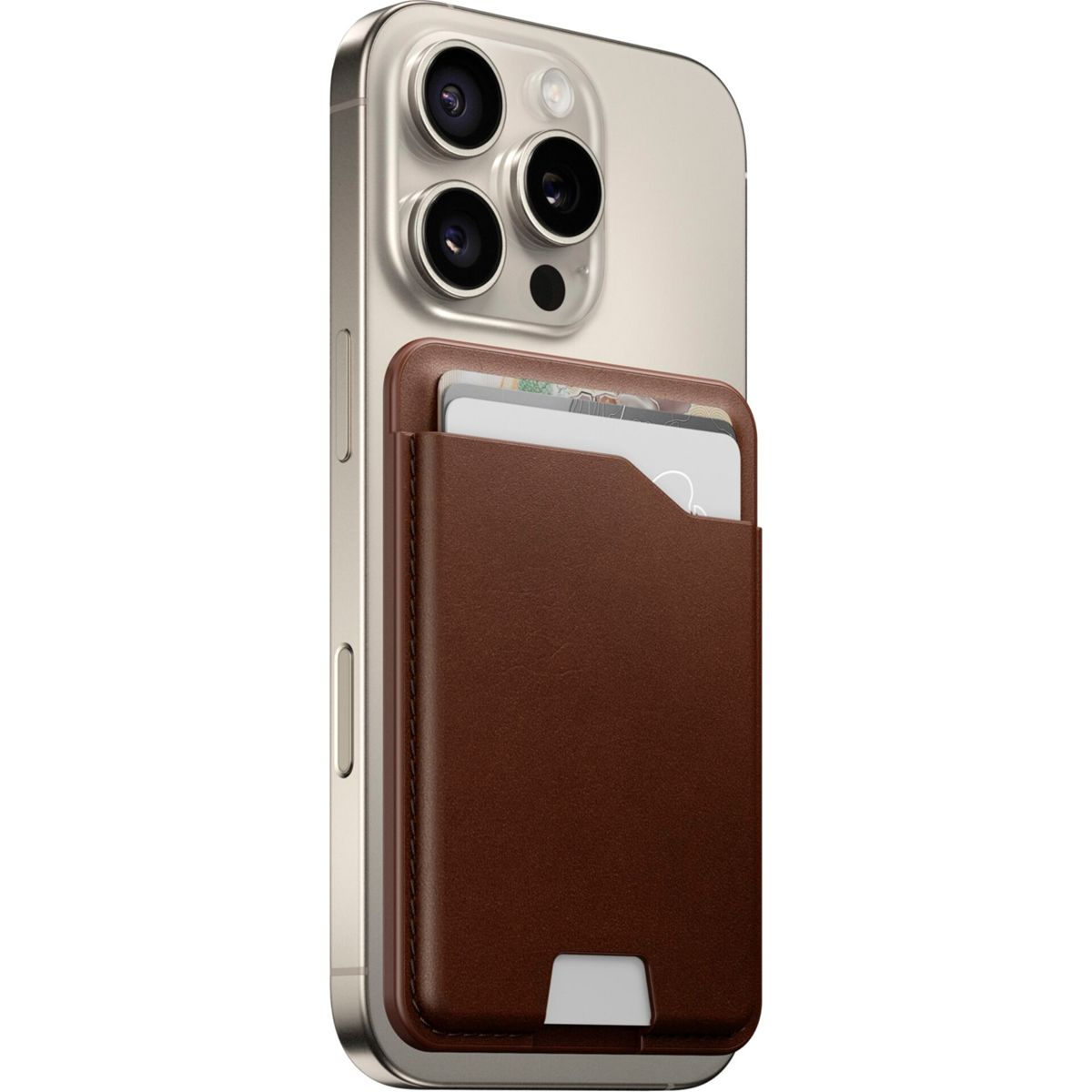 Smartphone con tarjetero de cuero marrón adjunto. Las tarjetas son parcialmente visibles. El teléfono tiene tres cámaras.