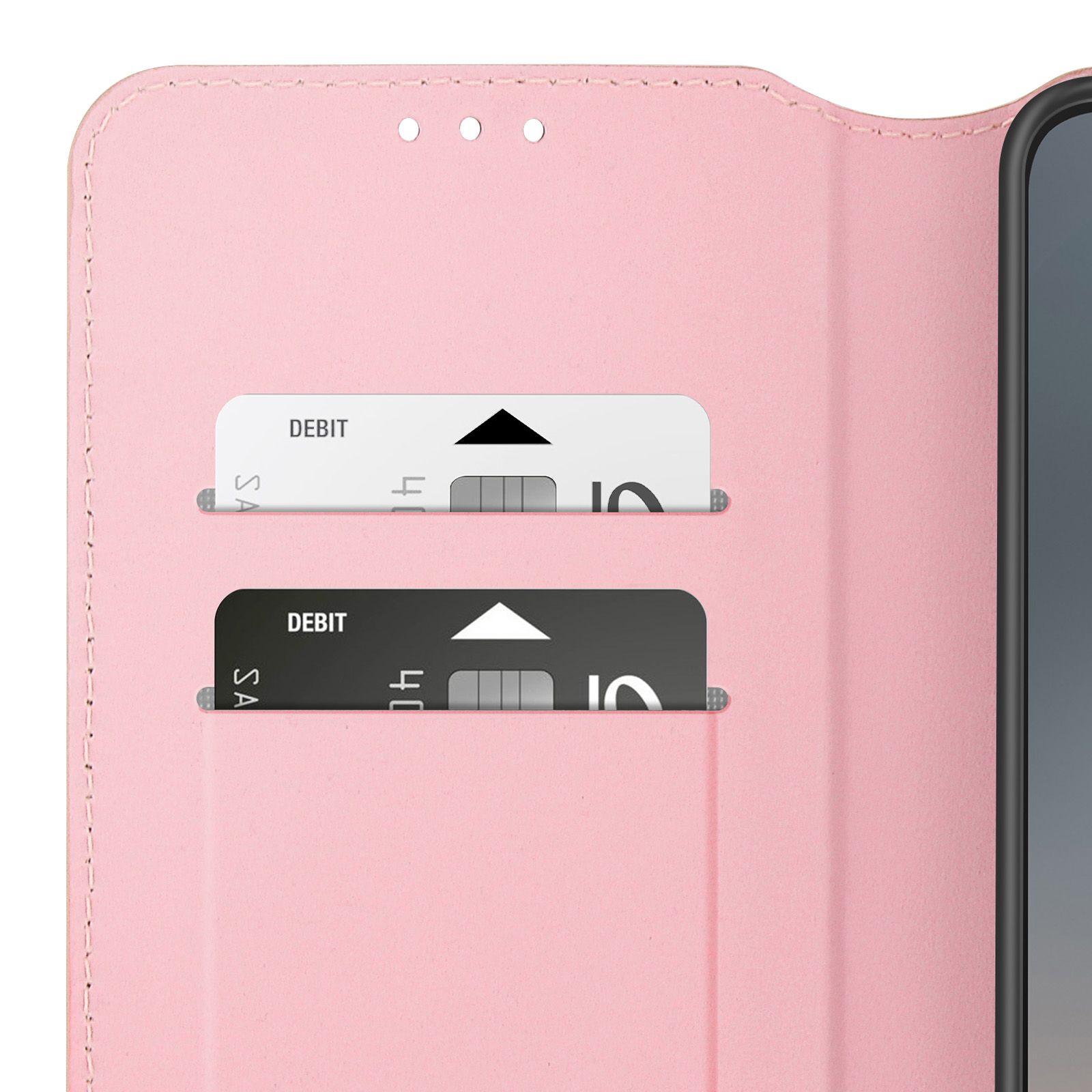 Portafoglio rosa con due fessure per carte. Le carte sono bianche e nere, con l'etichetta 'DEBIT'. Schermo del telefono visibile a destra.