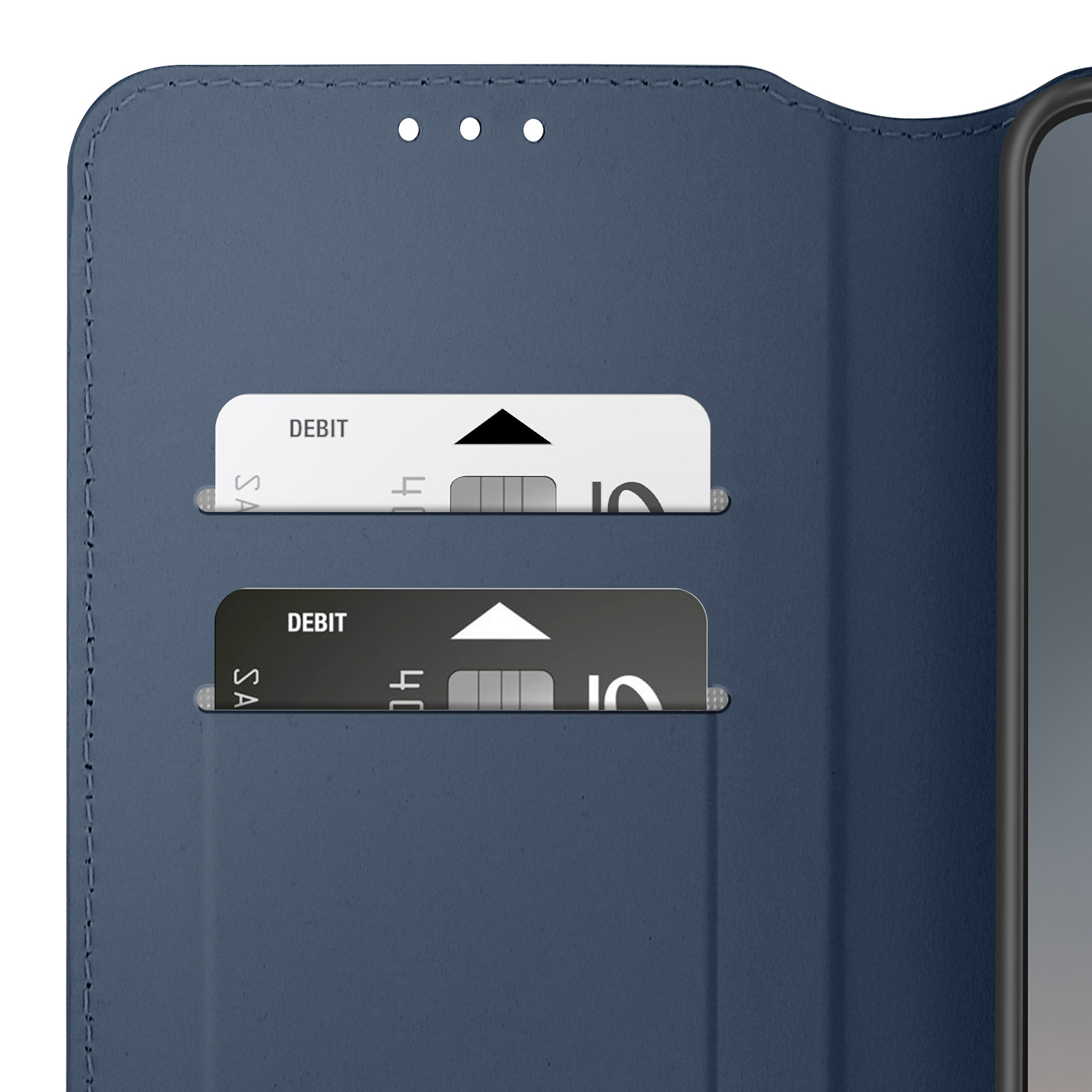 Una custodia blu per telefono con fessure per carte di debito. Le carte sono bianche e nere. Schermo del telefono visibile a destra.