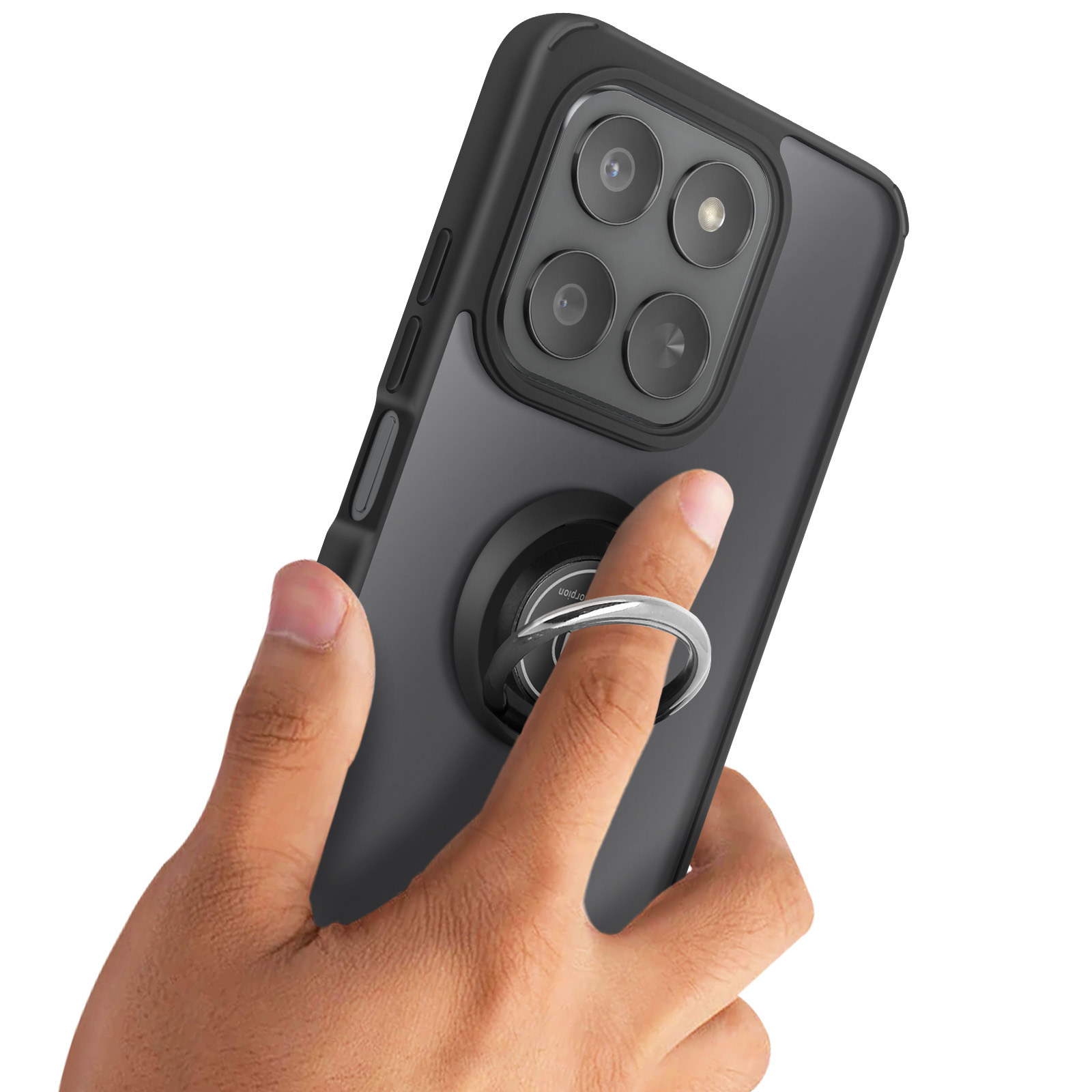 Hand die een zwarte telefoon vasthoudt met een zilveren ringstandaard. De telefoon heeft vier cameralenzen. De achtergrond is wit.