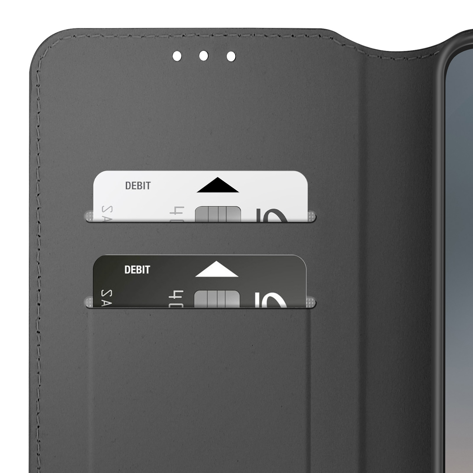 Primo piano di una custodia per telefono scura con due fessure per carte contenenti carte di debito. Lo schermo del telefono è visibile a destra.