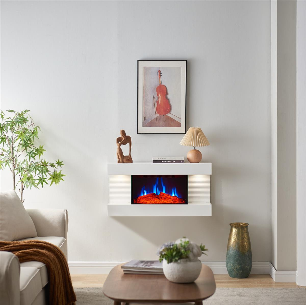 Modernes Wohnzimmer mit Kamin, Geigenbild, Lampe, Vase, Pflanze, Couch und Tisch.