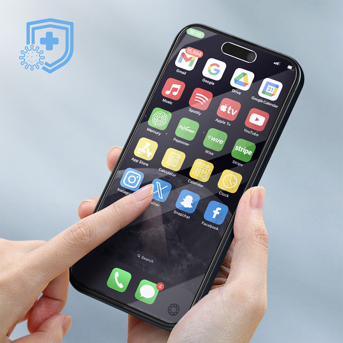 Een hand raakt een smartphonescherm aan met app-pictogrammen. Een blauw schild met een kruis en viruspictogram staat op de achtergrond.