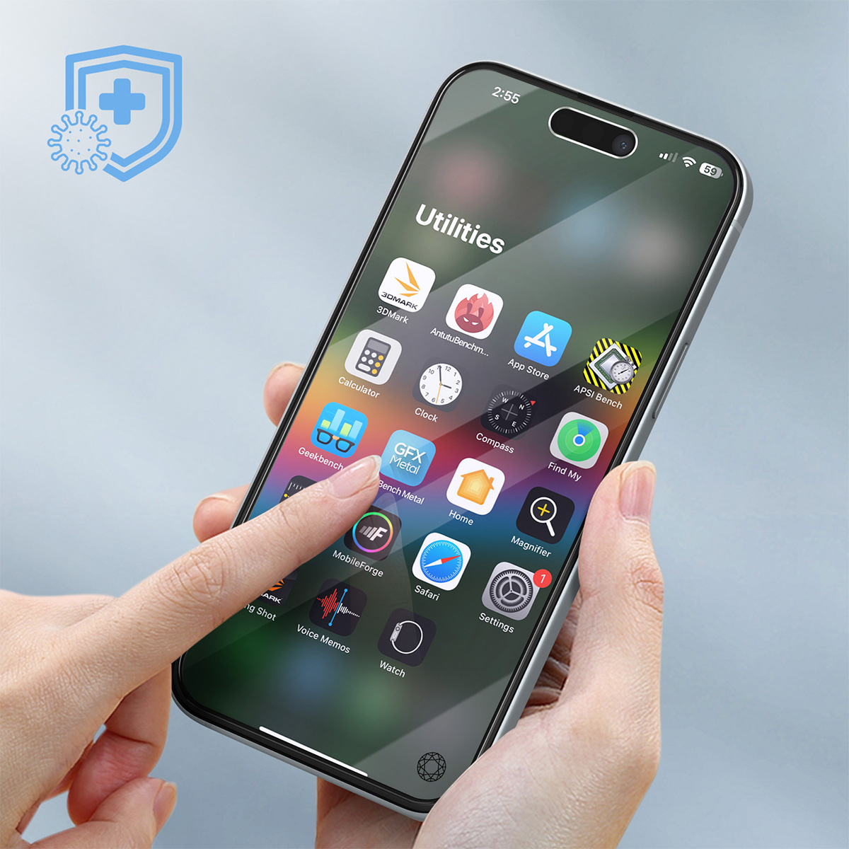Una mano tocca lo schermo di un telefono che mostra le icone delle app. Il telefono ha una cornice argentata. Uno scudo con un segno più e un'icona del virus sullo sfondo.