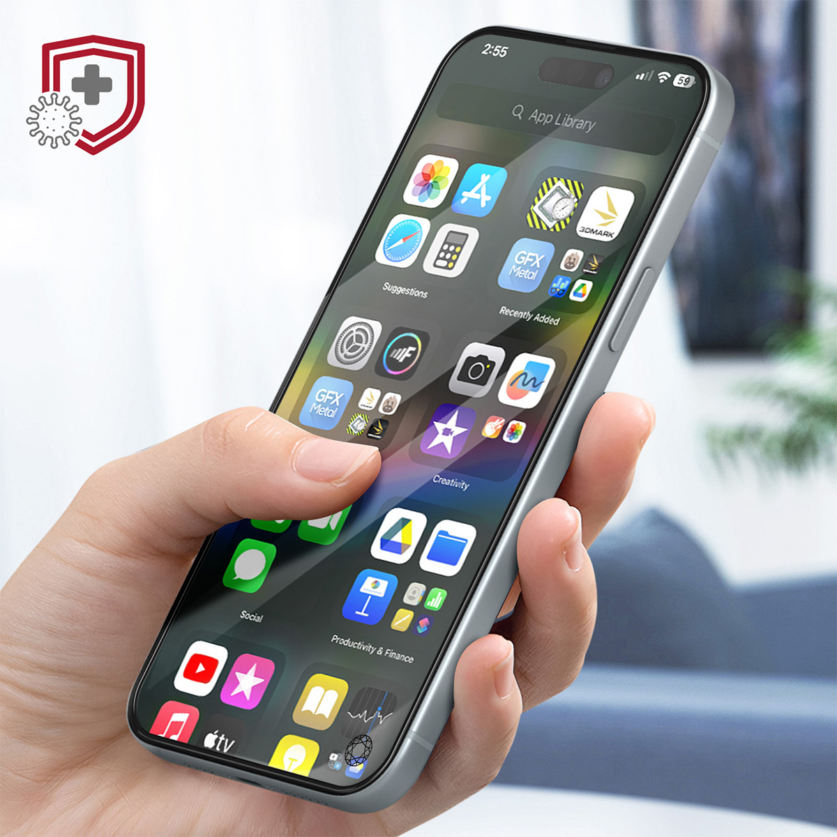 Een hand die een zilveren iPhone vasthoudt met app-iconen. Het scherm toont de App Bibliotheek met diverse app-iconen.