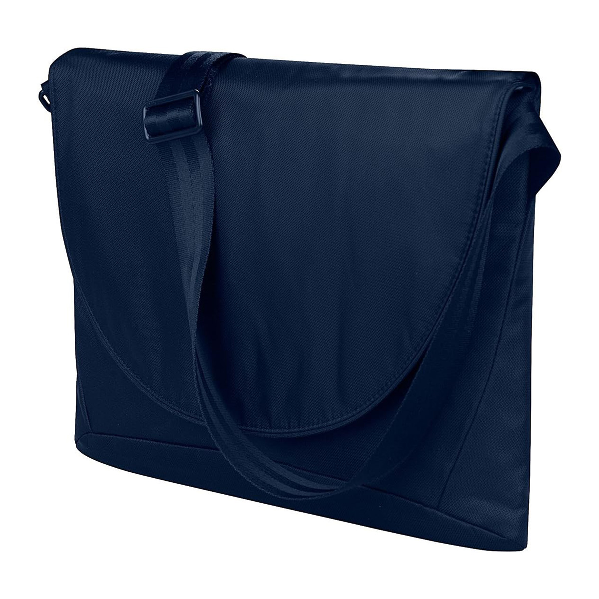 Un sac messager bleu marine avec rabat et bandoulière. Le sac est en tissu et possède une boucle sur la sangle.