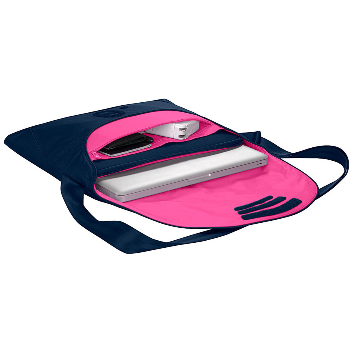 Un sac fourre-tout bleu marine et rose avec un ordinateur portable, un chargeur, un téléphone et un portefeuille. Le sac est ouvert.