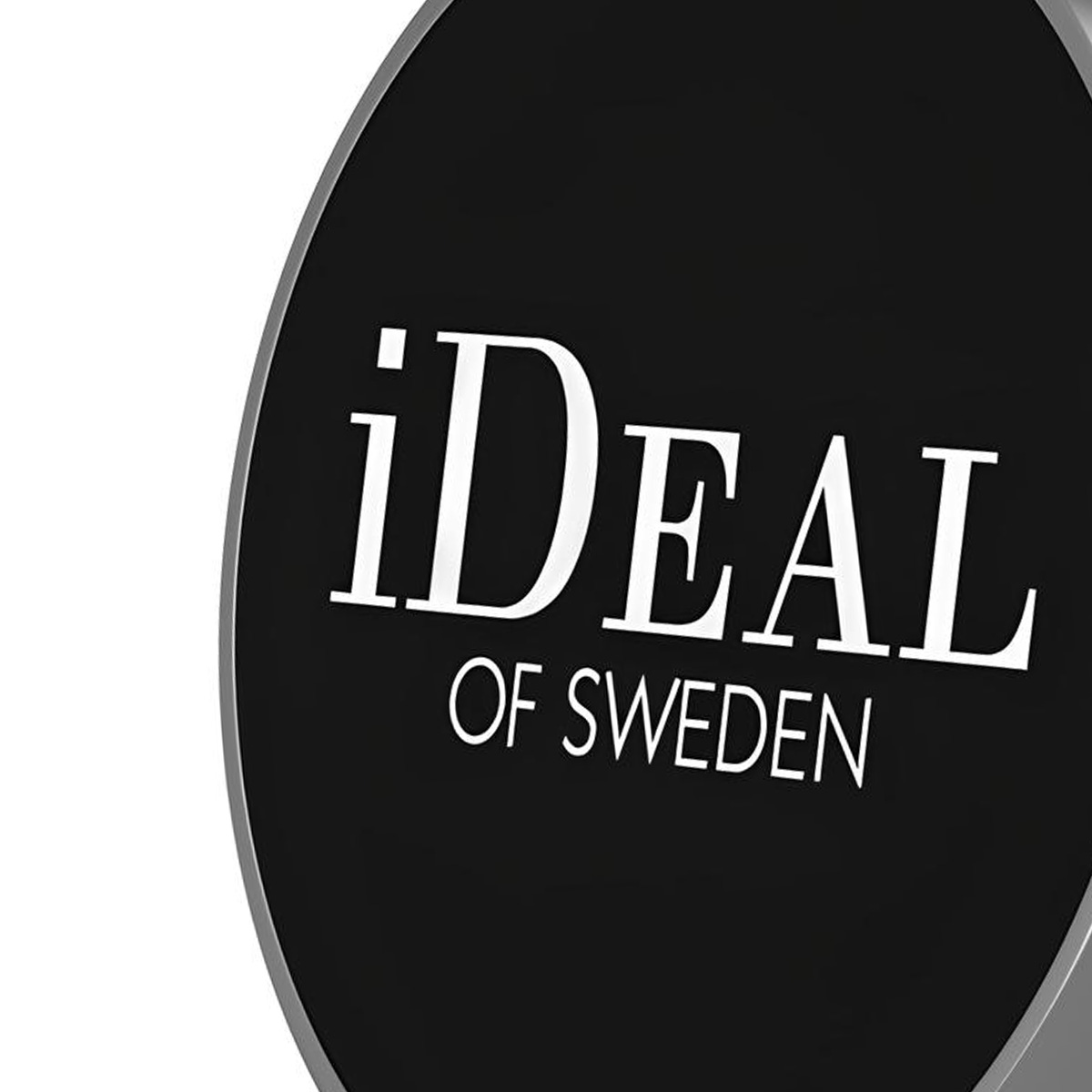Primer plano de un letrero circular negro con texto blanco. Dice 'iDeal of Sweden'.