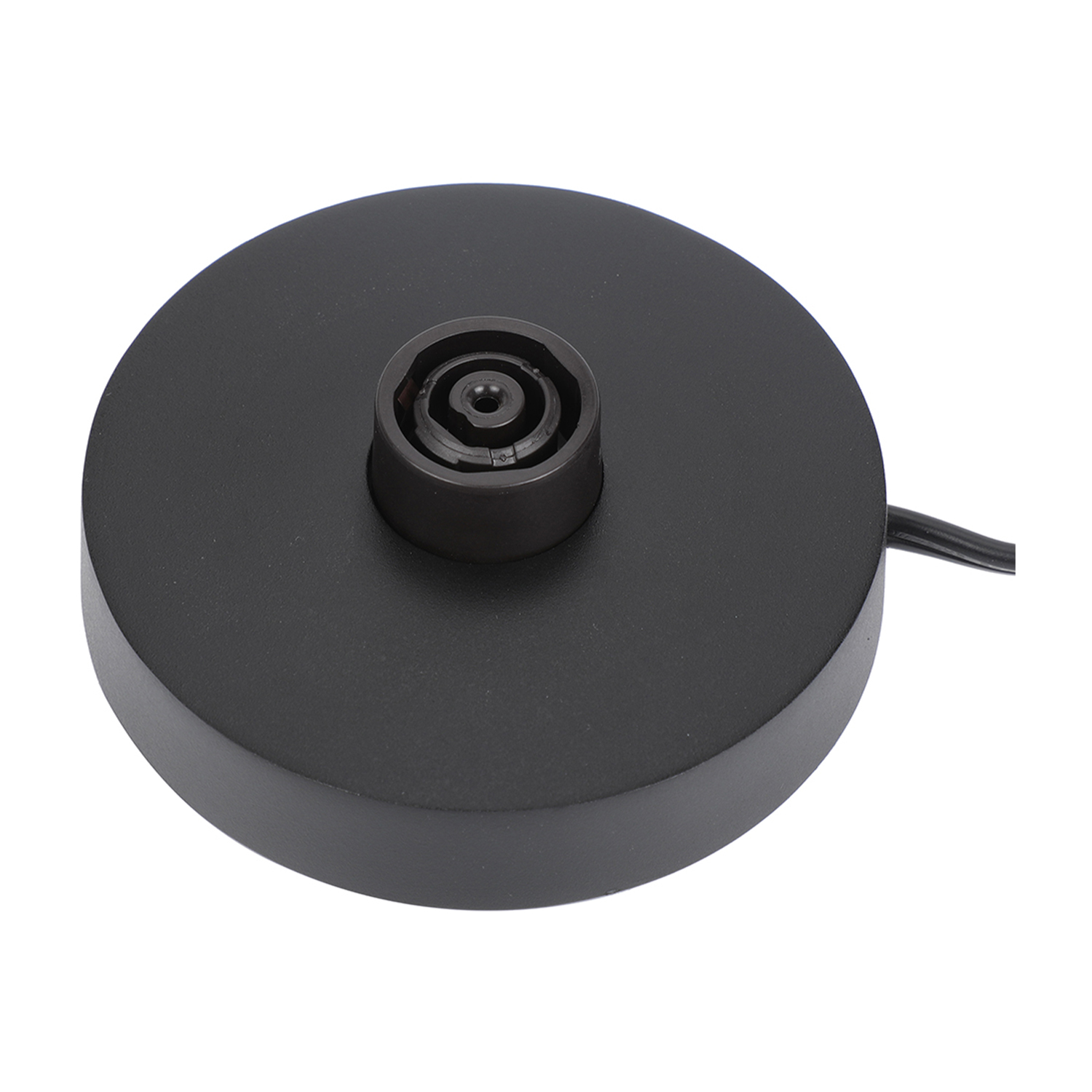 Una base negra de hervidor eléctrico sobre fondo blanco. Tiene forma circular con un conector central y un cable de alimentación.
