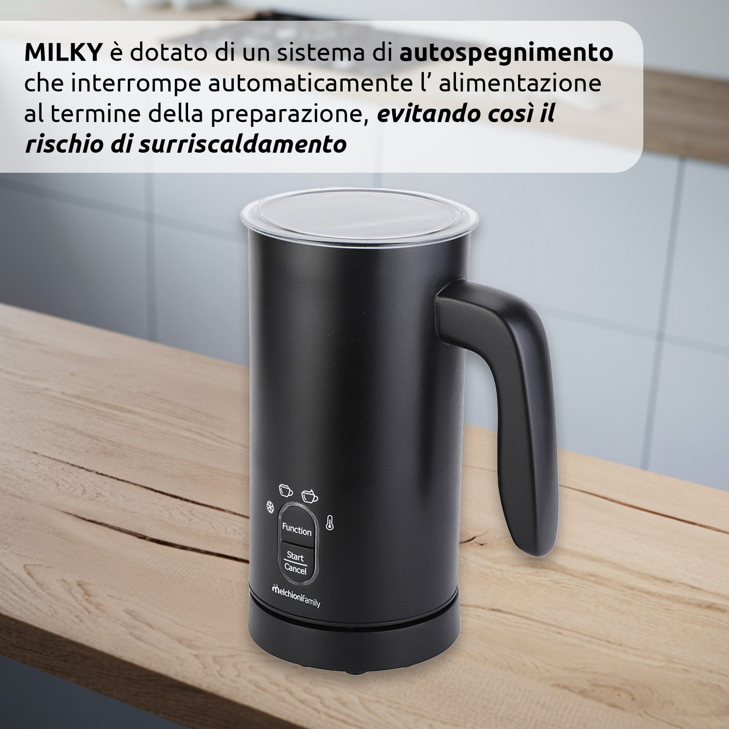 Un espumador de leche negro sobre una mesa de madera. Tiene botones y un asa. Texto en italiano.