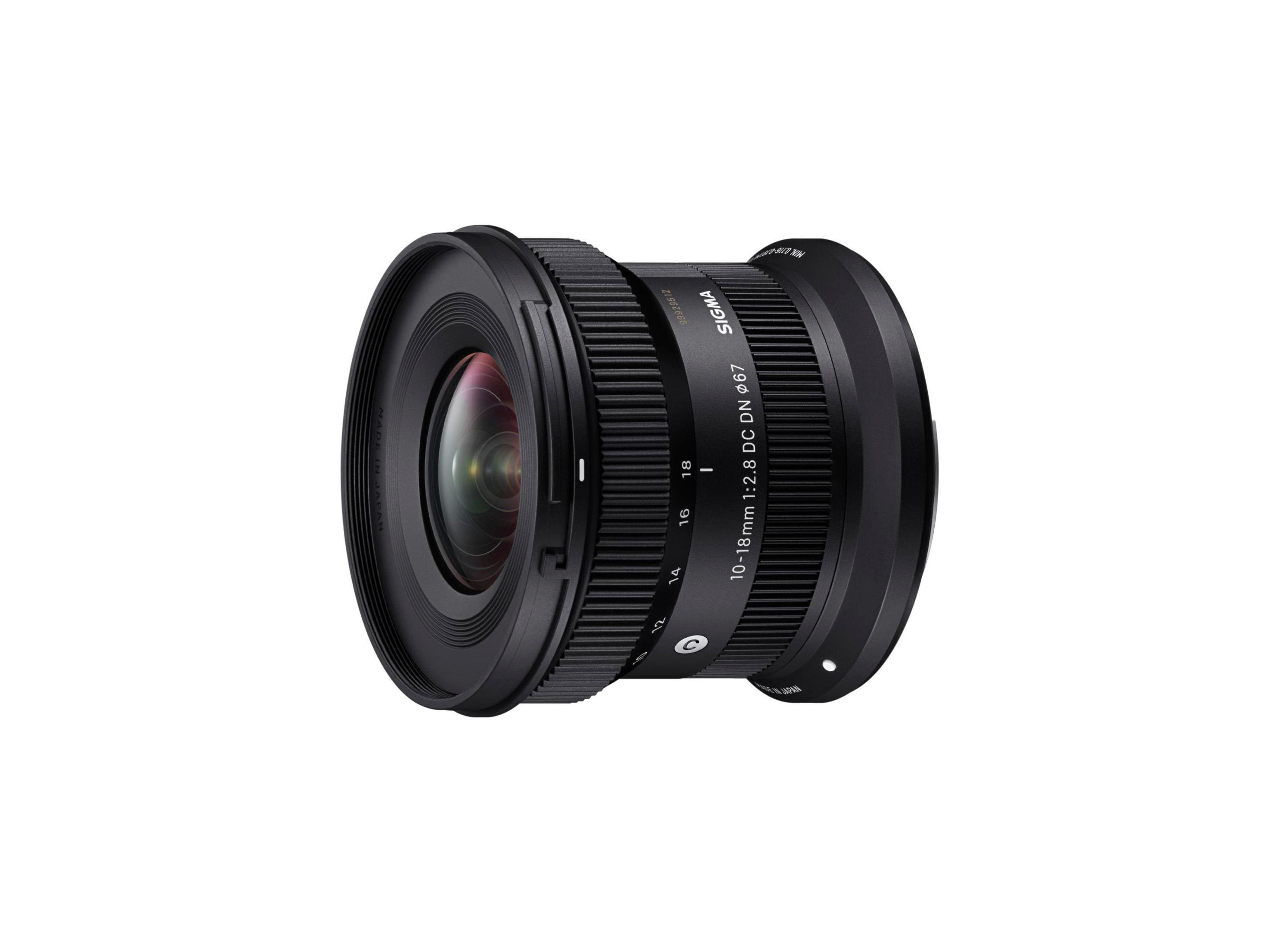 Un obiettivo Sigma 10-18mm nero su sfondo bianco. Presenta segni e numeri.