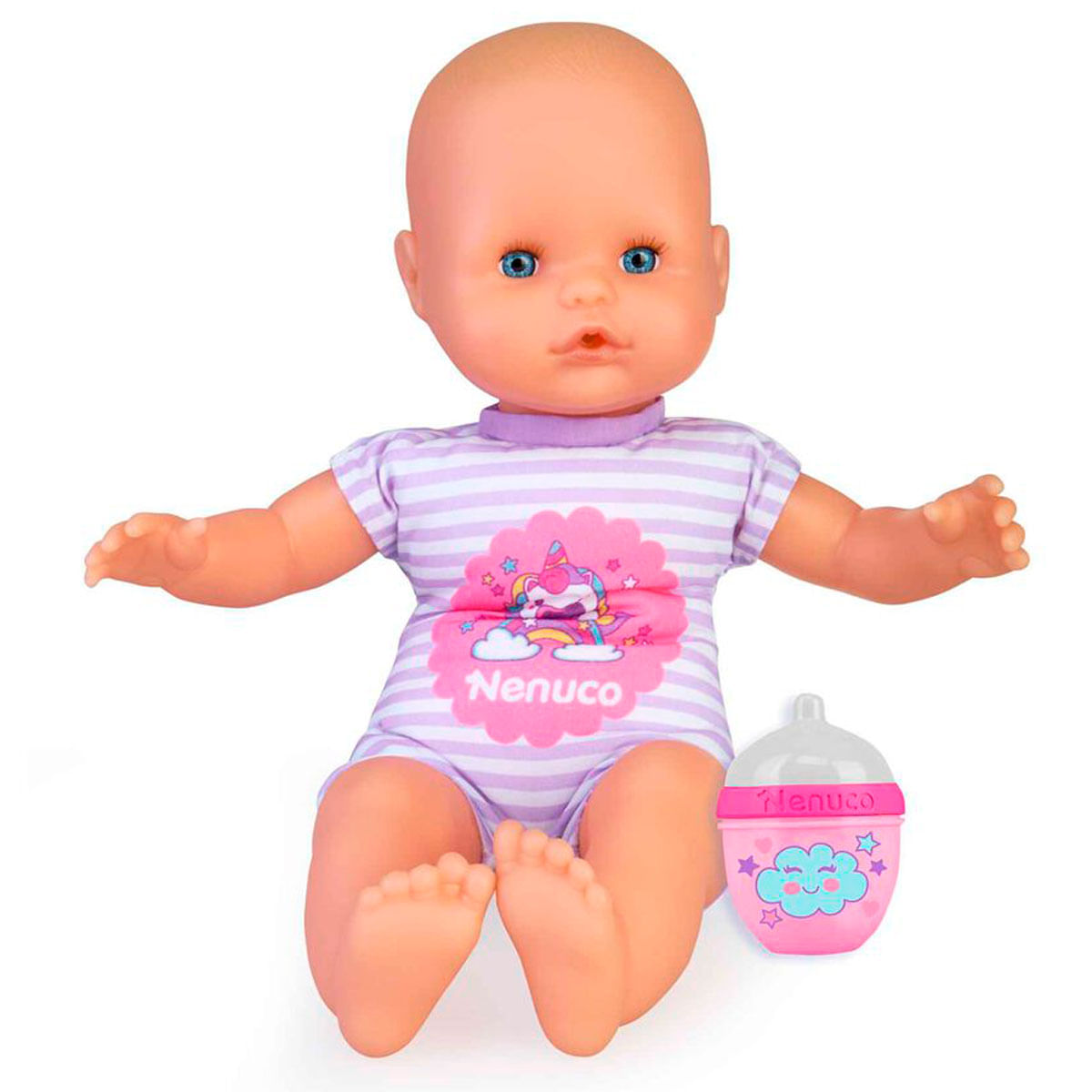 Una muñeca con ojos azules y calva lleva un body a rayas. Una botella rosa está junto a la muñeca.