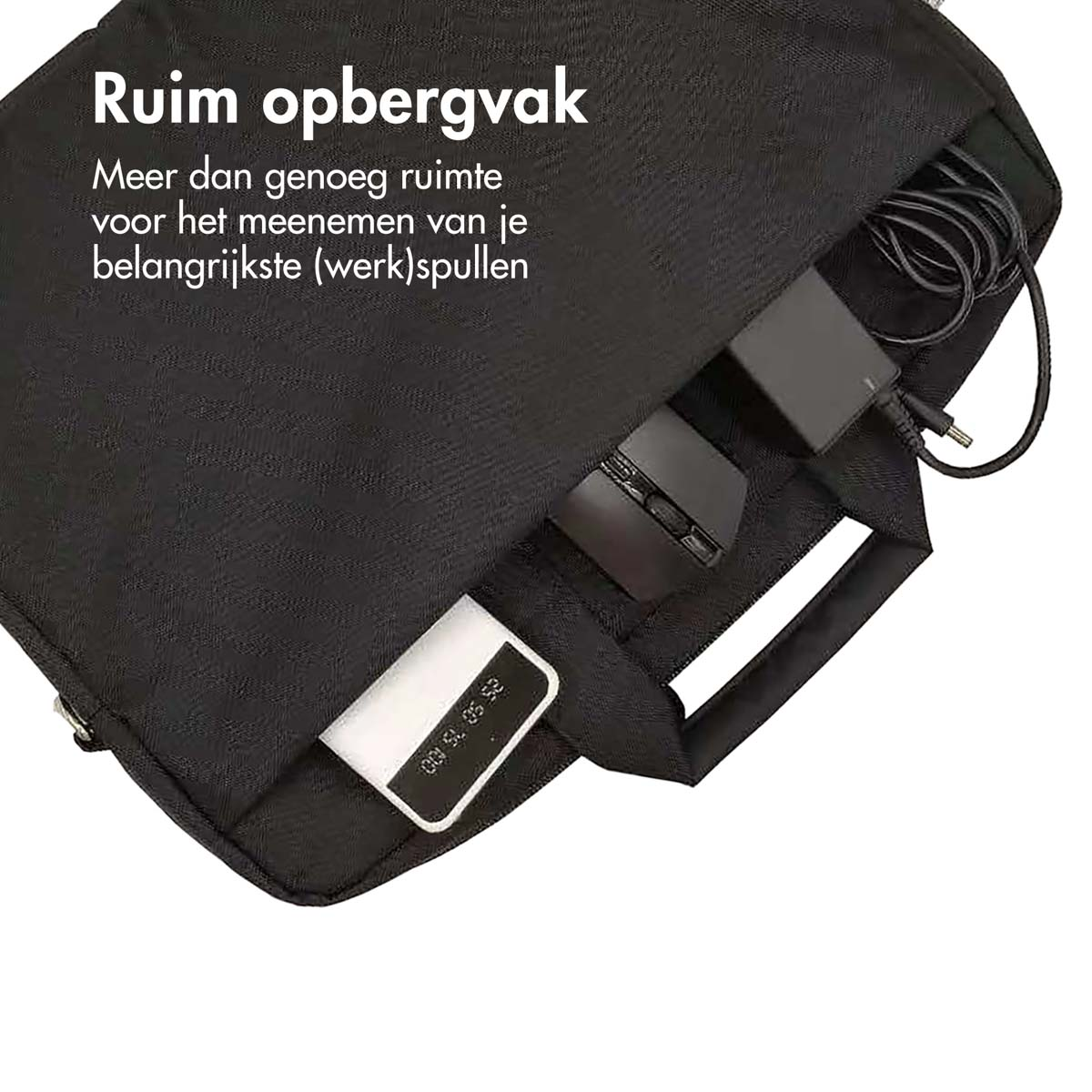 Zwarte tas met open vak. Binnenin een muis, oplader en kaart. Tekst: 'Ruime opslag'.