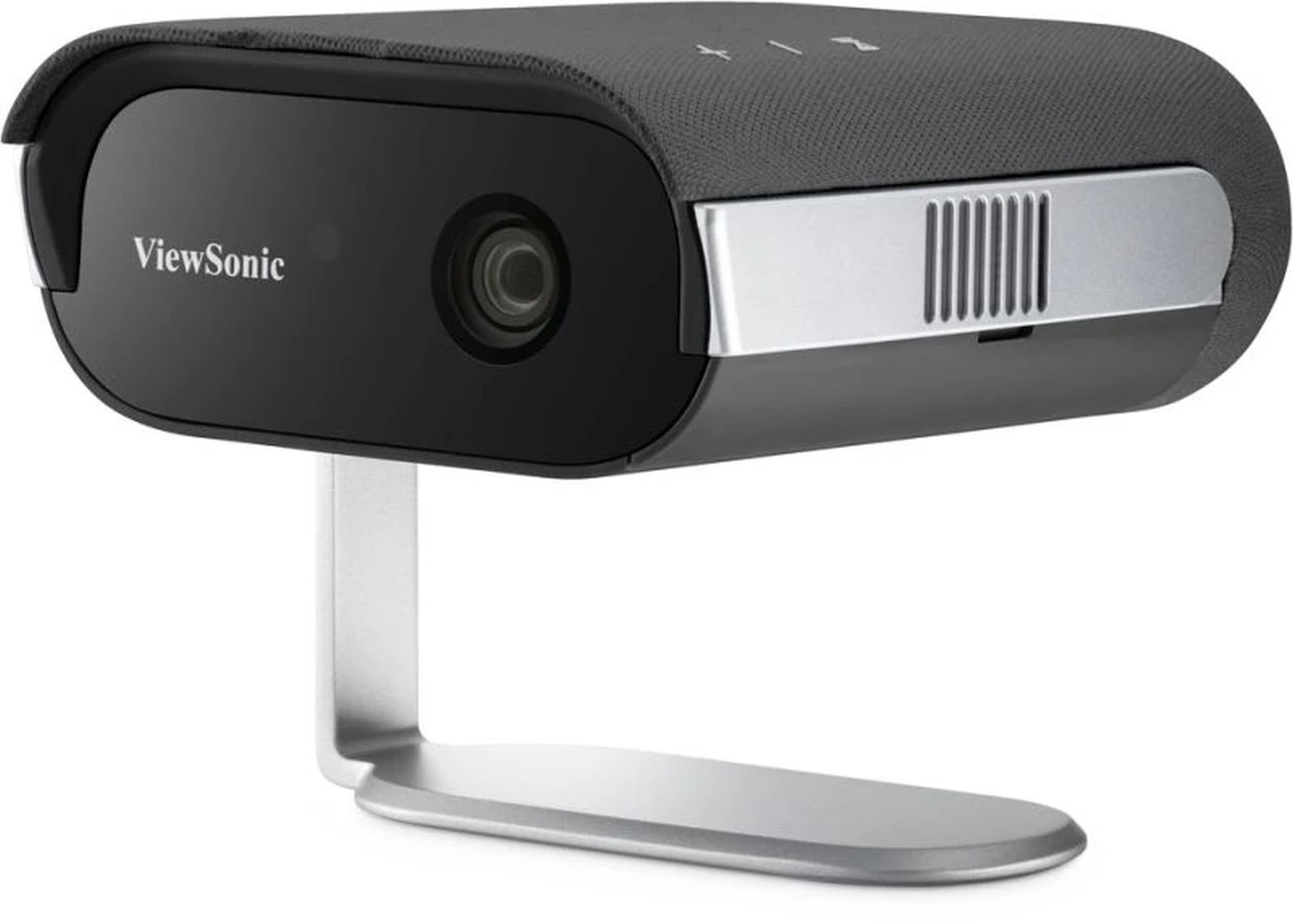 Ein ViewSonic-Projektor steht auf einem Ständer. Er hat einen schwarzen Körper und eine silberne Lüftung. Der Ständer ist silberfarben.