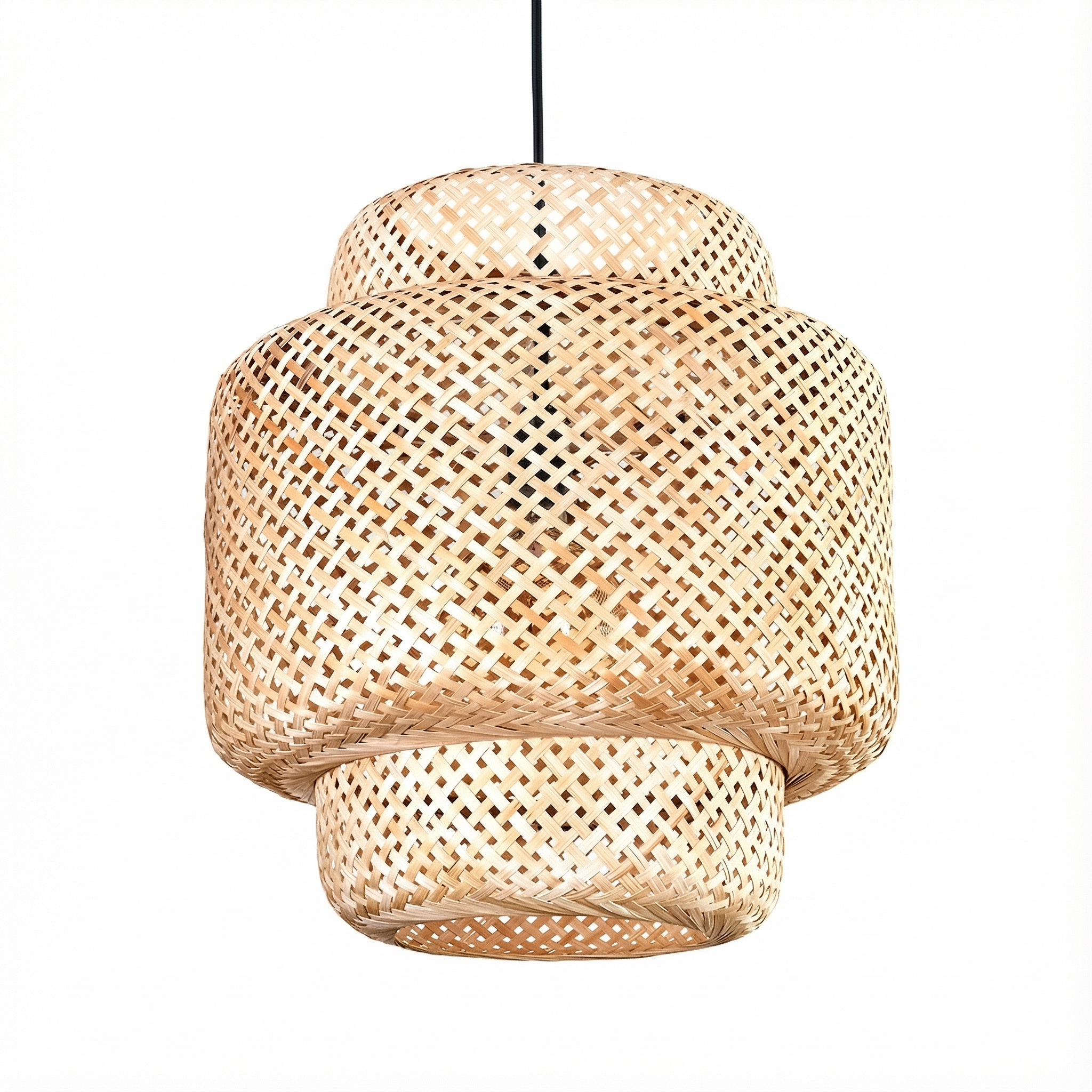 Eine gewebte Bambuslampe hängt vor weißem Hintergrund. Die Lampe hat eine zylindrische Form mit einem Webmuster.