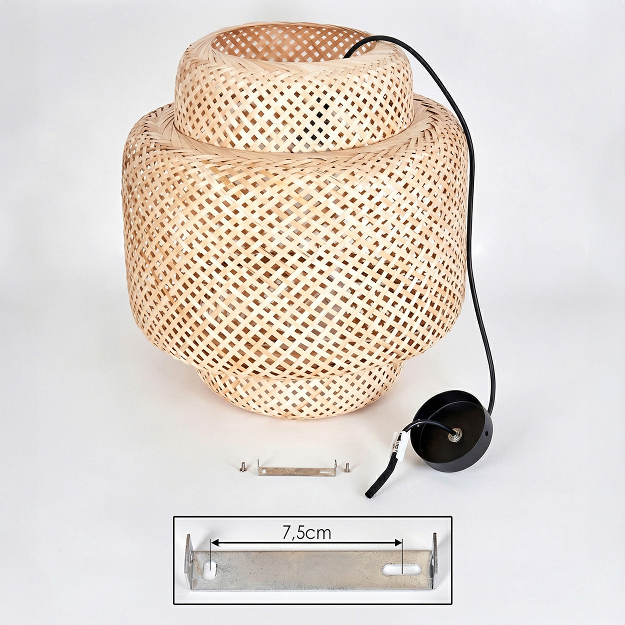 Eine gewebte Bambuslampe mit schwarzem Kabel, Befestigungsmaterial und einer 7,5 cm langen Metallhalterung auf weißer Oberfläche.