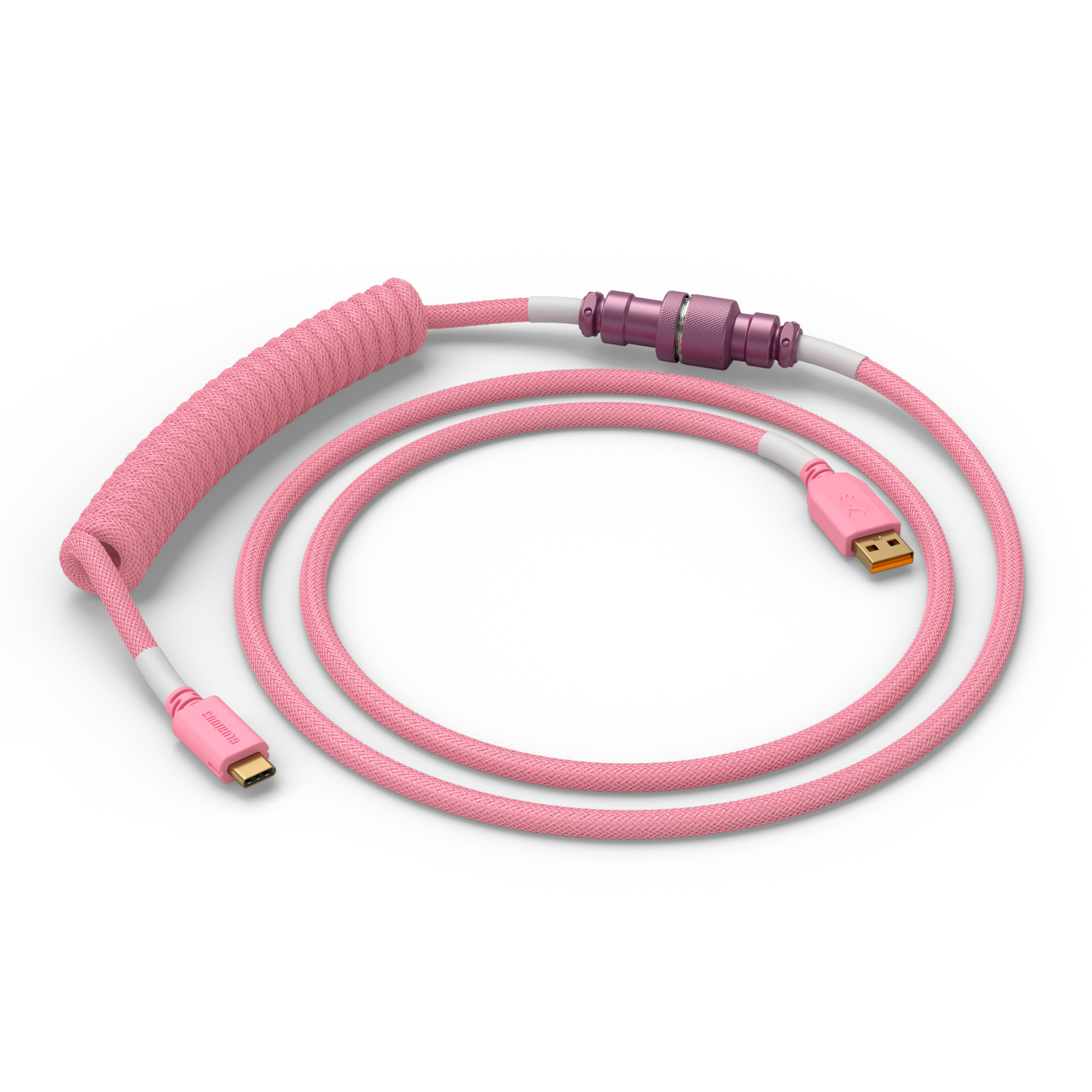 Beyaz yüzey üzerinde duran, beyaz detaylara ve metalik bir konektöre sahip, spiralli pembe bir USB kablosu. Konnektörler: USB-A ve USB-C.