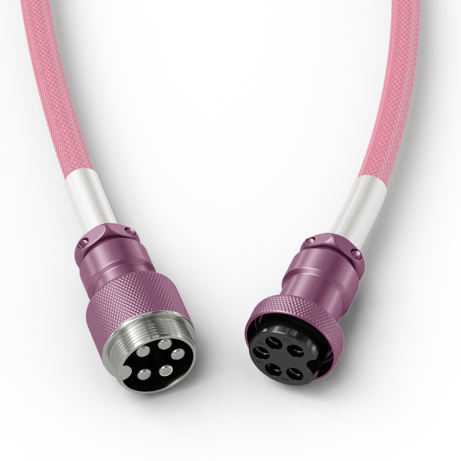 Beyaz bir arka plan üzerinde pembe kablolu iki pembe ve mor elektrik konnektörü.