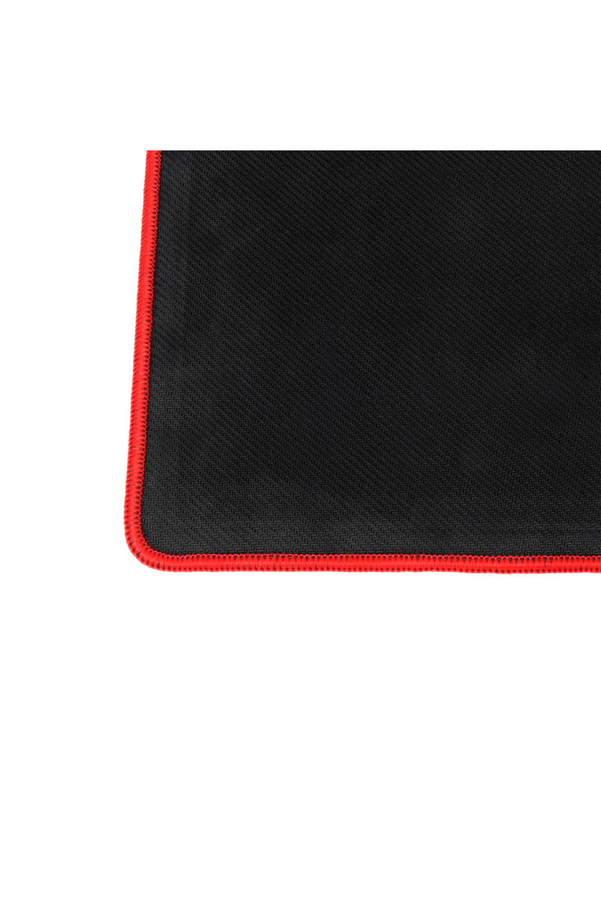 Kenarlarında kırmızı dikişleri olan siyah bir mousepad. Mousepad beyaz bir arka plan üzerinde, köşe görünümü.