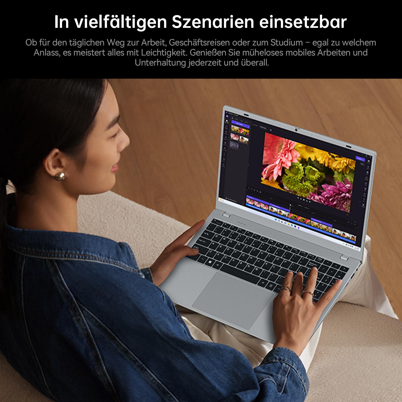 Eine Frau benutzt einen silbernen Laptop auf einem Sofa und bearbeitet ein Video.