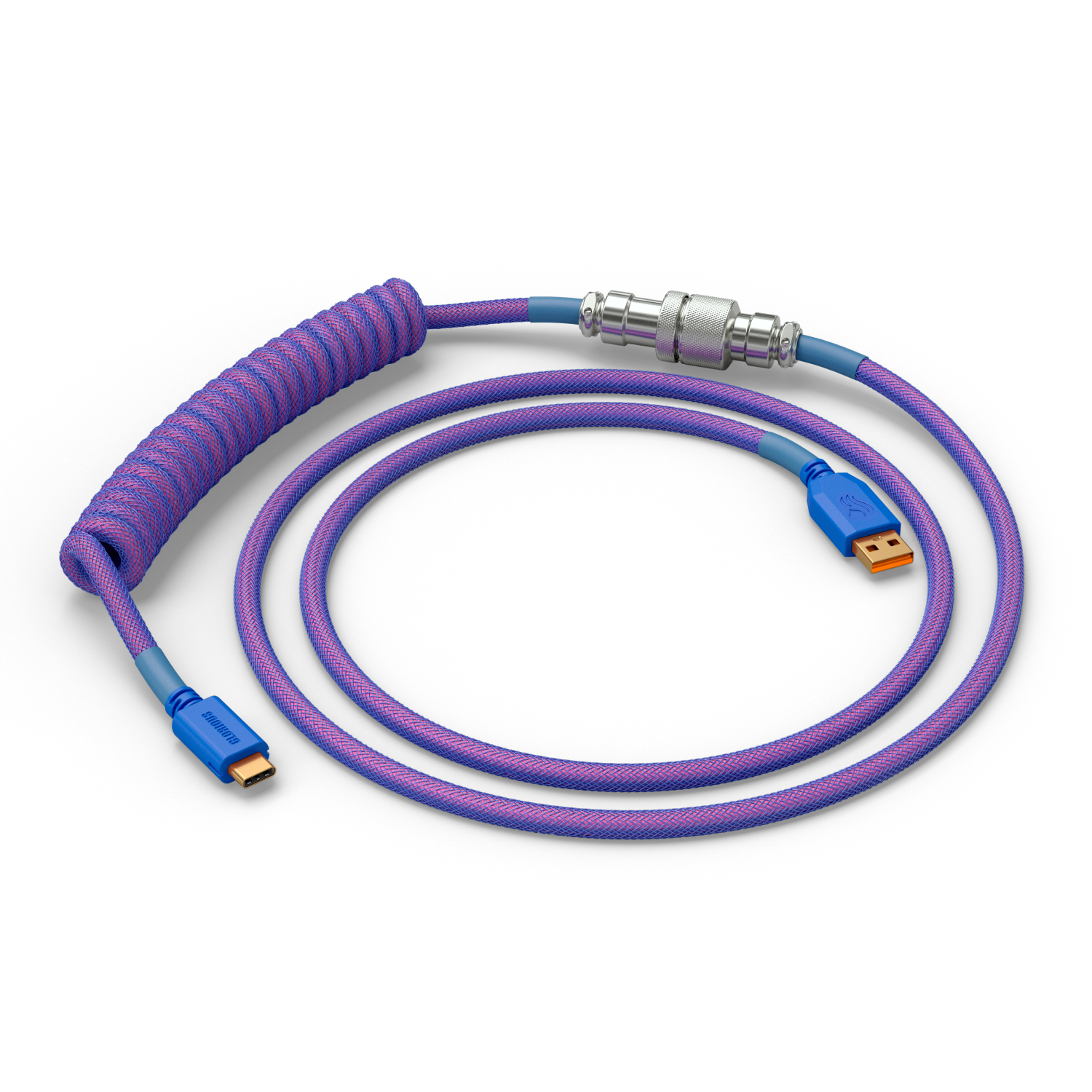 Gümüş renkli konektöre ve her iki ucunda mavi USB konektörlerine sahip, spiral şeklinde mor ve mavi bir kablo, beyaz bir yüzey üzerinde duruyor.