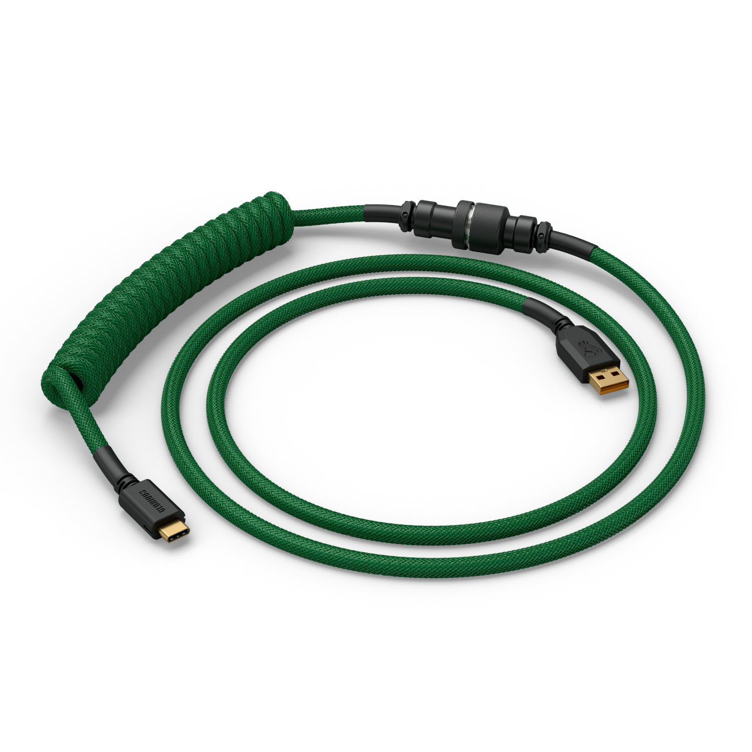 Siyah konektörlere ve USB-A ve USB-C konektörüne sahip yeşil, spiral bir klavye kablosu. Kablo beyaz bir yüzey üzerinde.